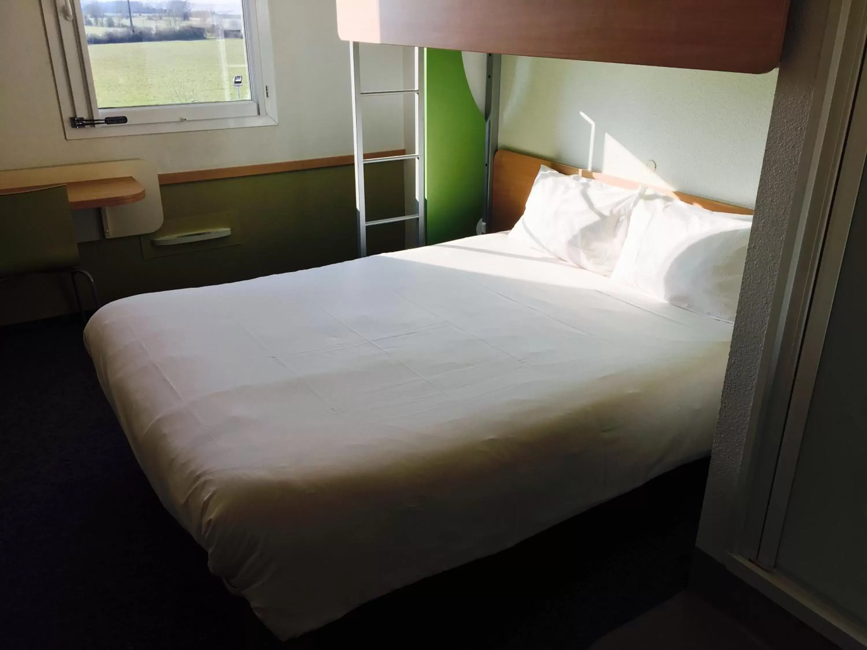 cot, Bed in Ibis Budget Ancenis