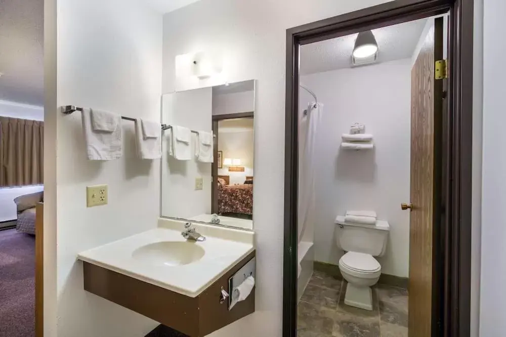 Bathroom in Rodeway Inn Gateway to Medora T-Roosevelt & Makoshika State Park