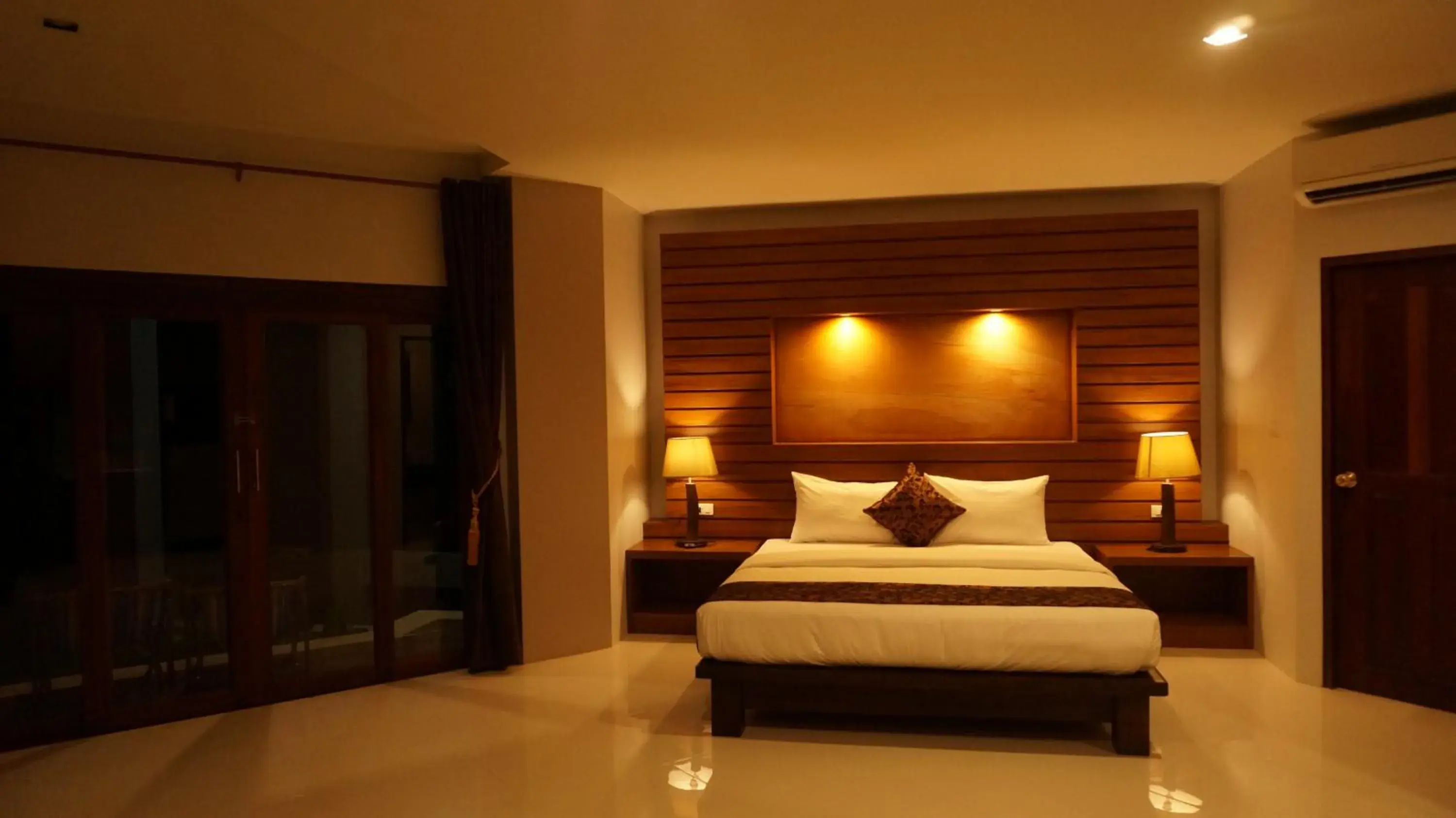 Photo of the whole room, Bed in Lanta Intanin Resort - SHA Extra Plus