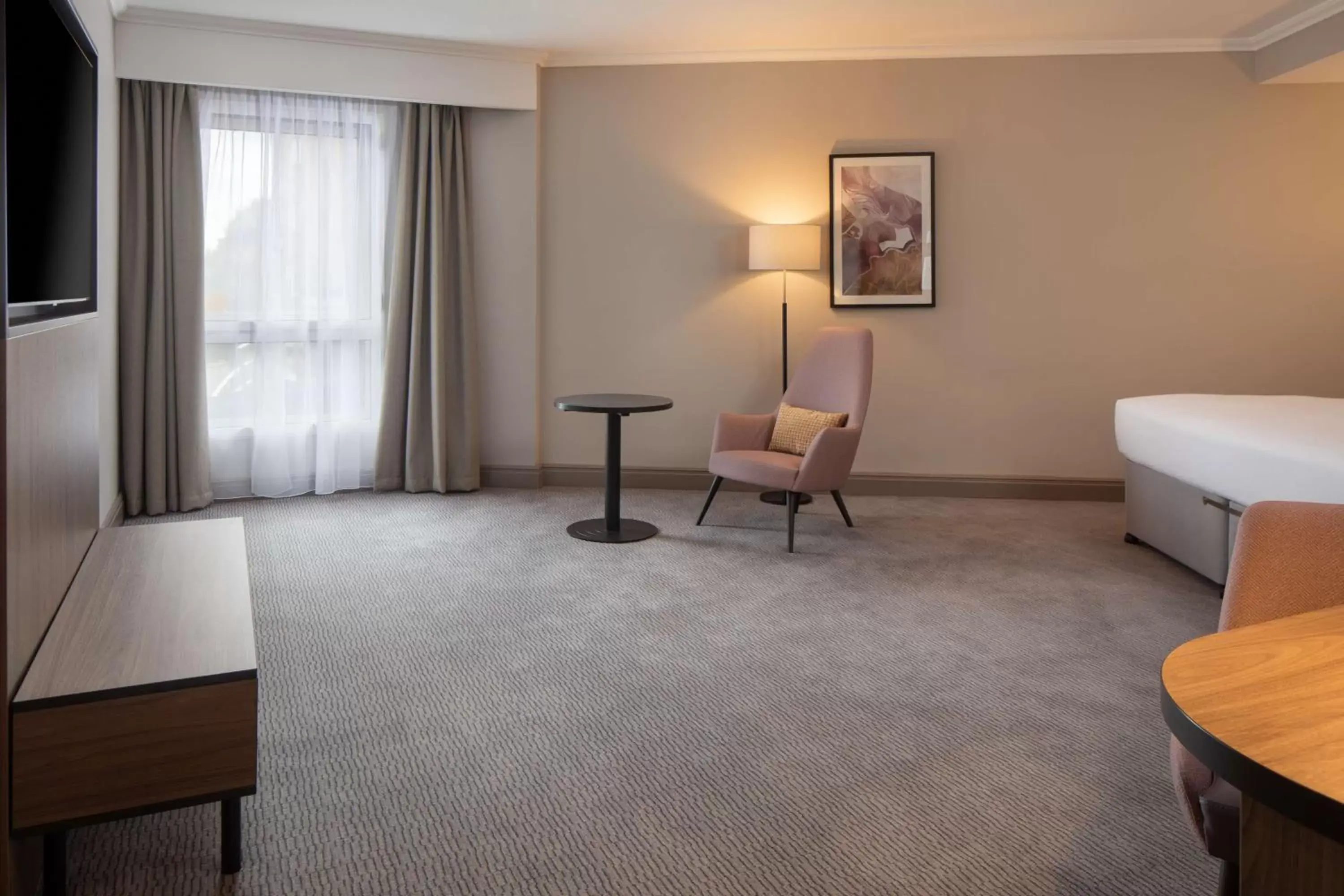 Living room, Seating Area in DoubleTree by Hilton Dartford Bridge