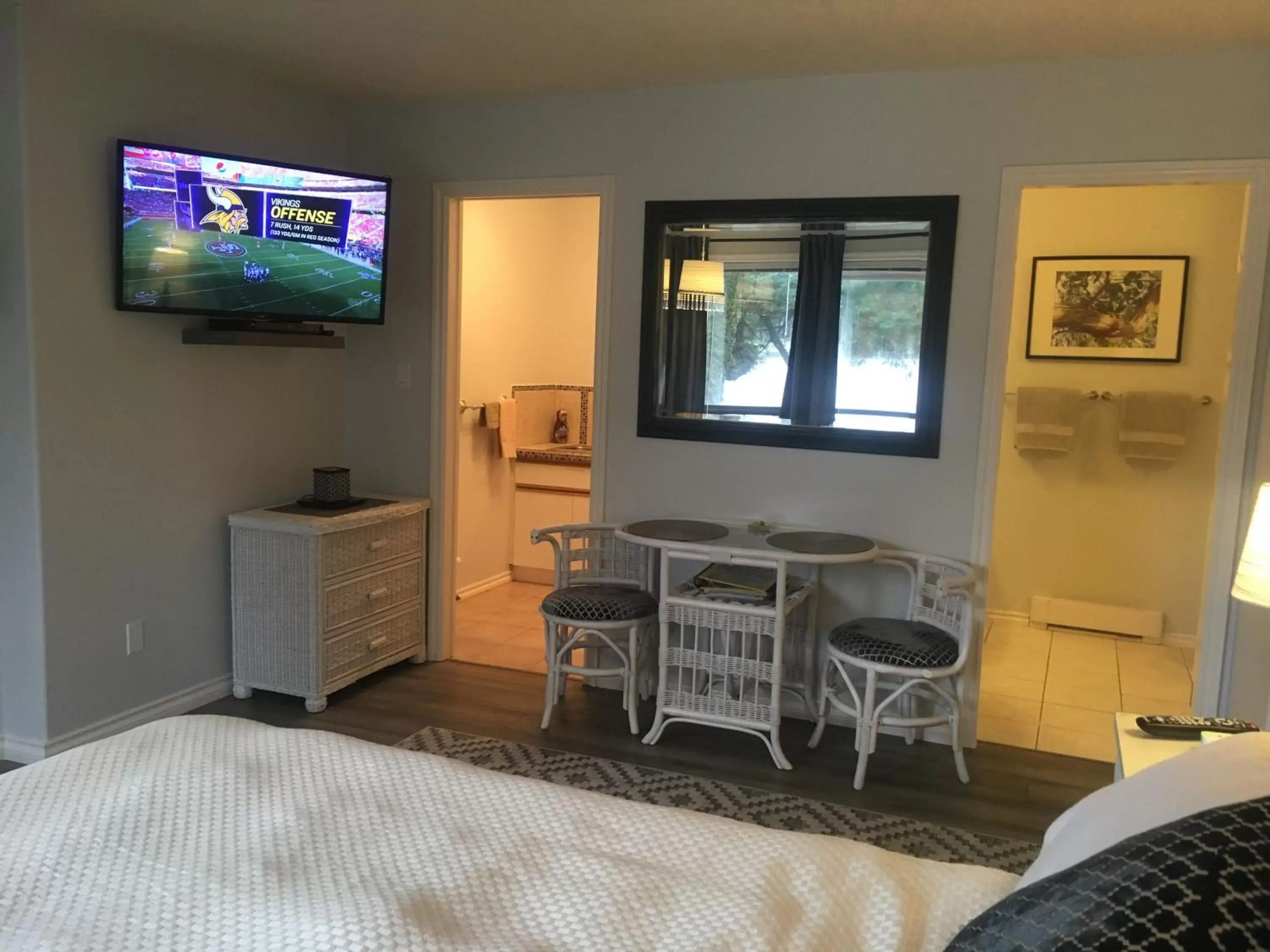 TV and multimedia, TV/Entertainment Center in Long Lake Waterfront Bed and Breakfast