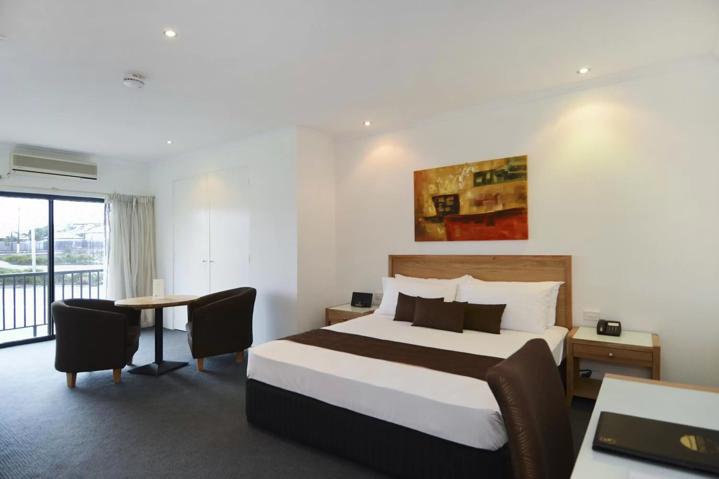 Bed in BEST WESTERN Geelong Motor Inn & Serviced Apartments