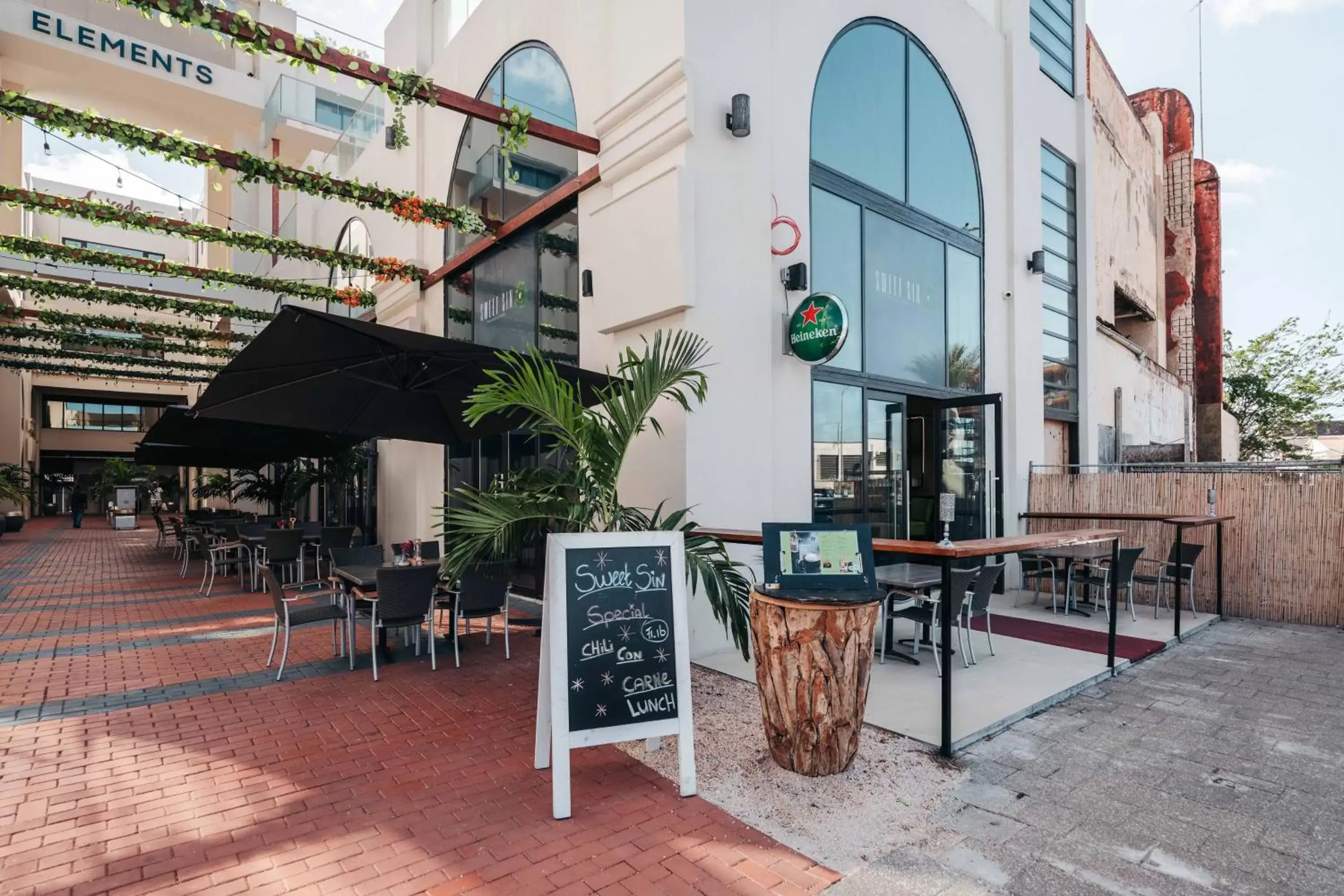 Facade/entrance in Elements Hotel & Shops Curaçao Facade/entrance in Elements Hotel & Shops Curaçao