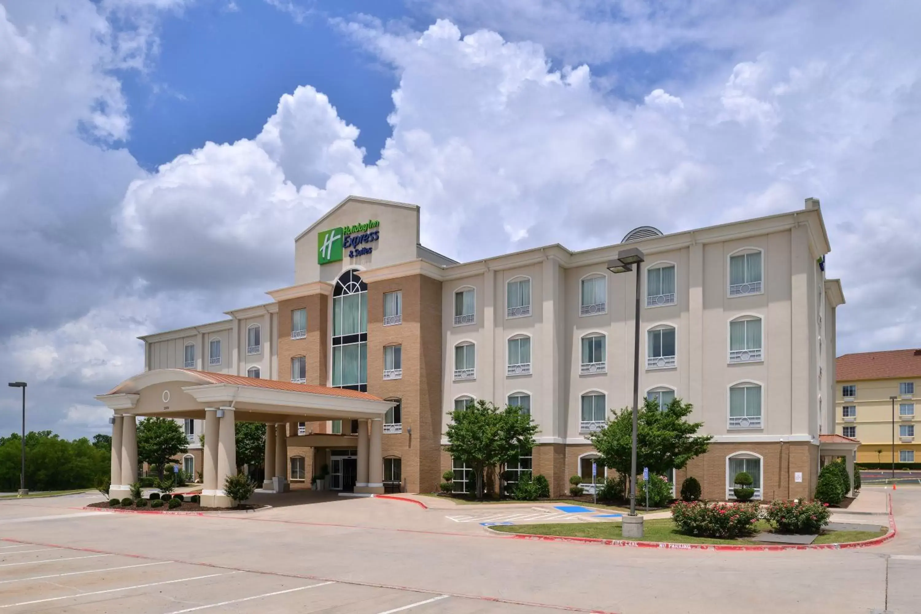 Property Building in Holiday Inn Express Hotel & Suites Sherman Highway 75, an IHG Hotel