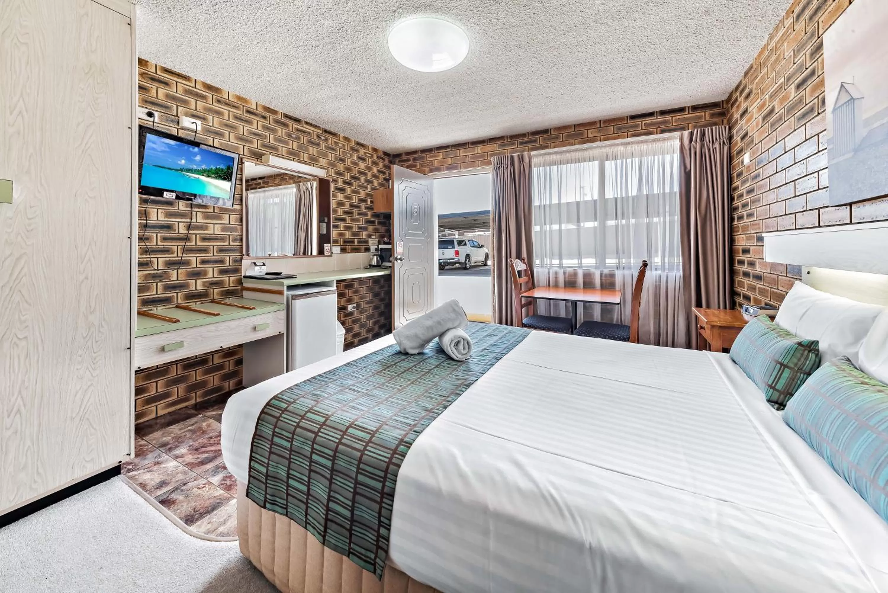 Bed in Apple & Grape Motel