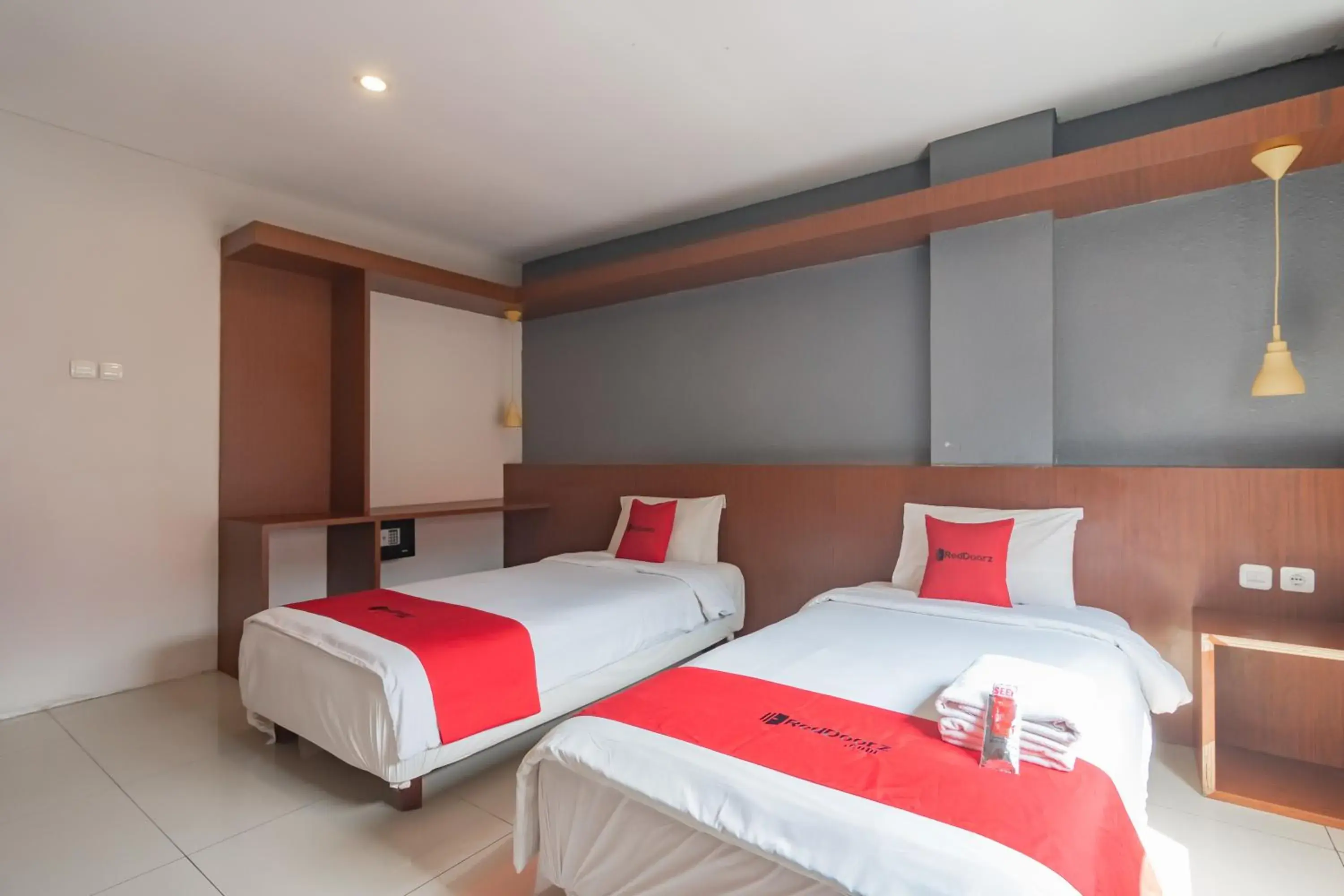 Bedroom, Bed in RedDoorz Plus @ Dago Pojok 3