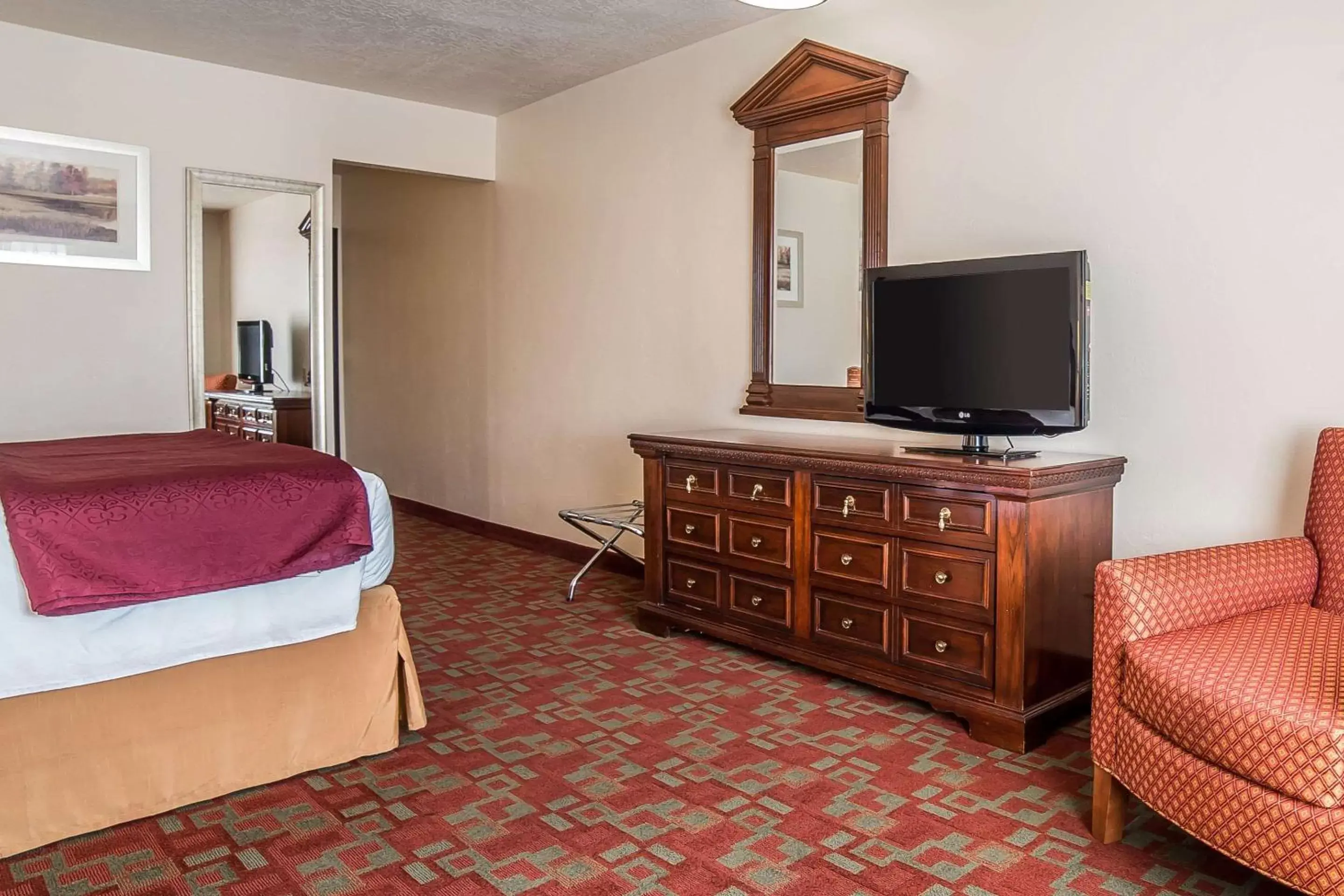 Photo of the whole room, TV/Entertainment Center in Quality Inn Evanston near Wyoming Downs