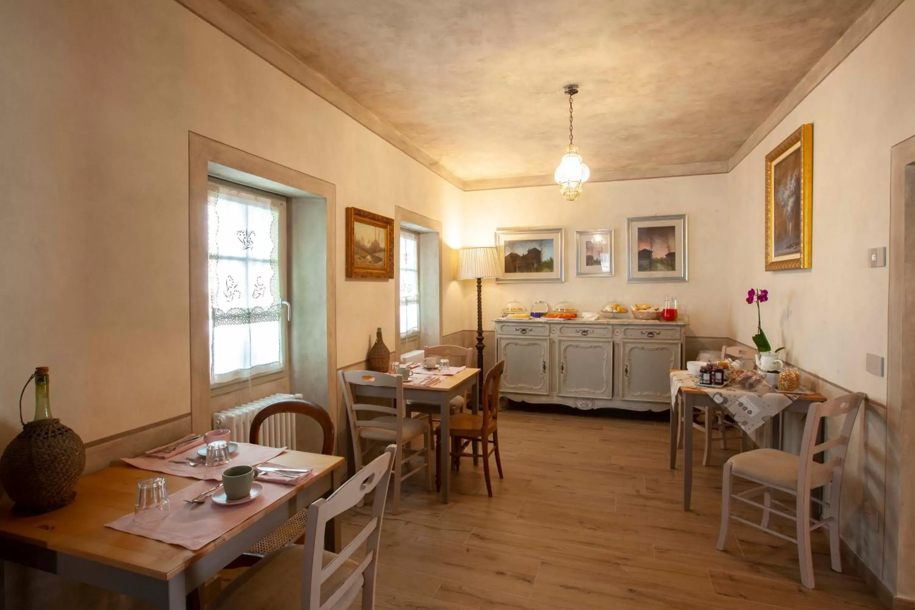 Communal lounge/ TV room, Restaurant/Places to Eat in B&B SASSO DI ROCCA