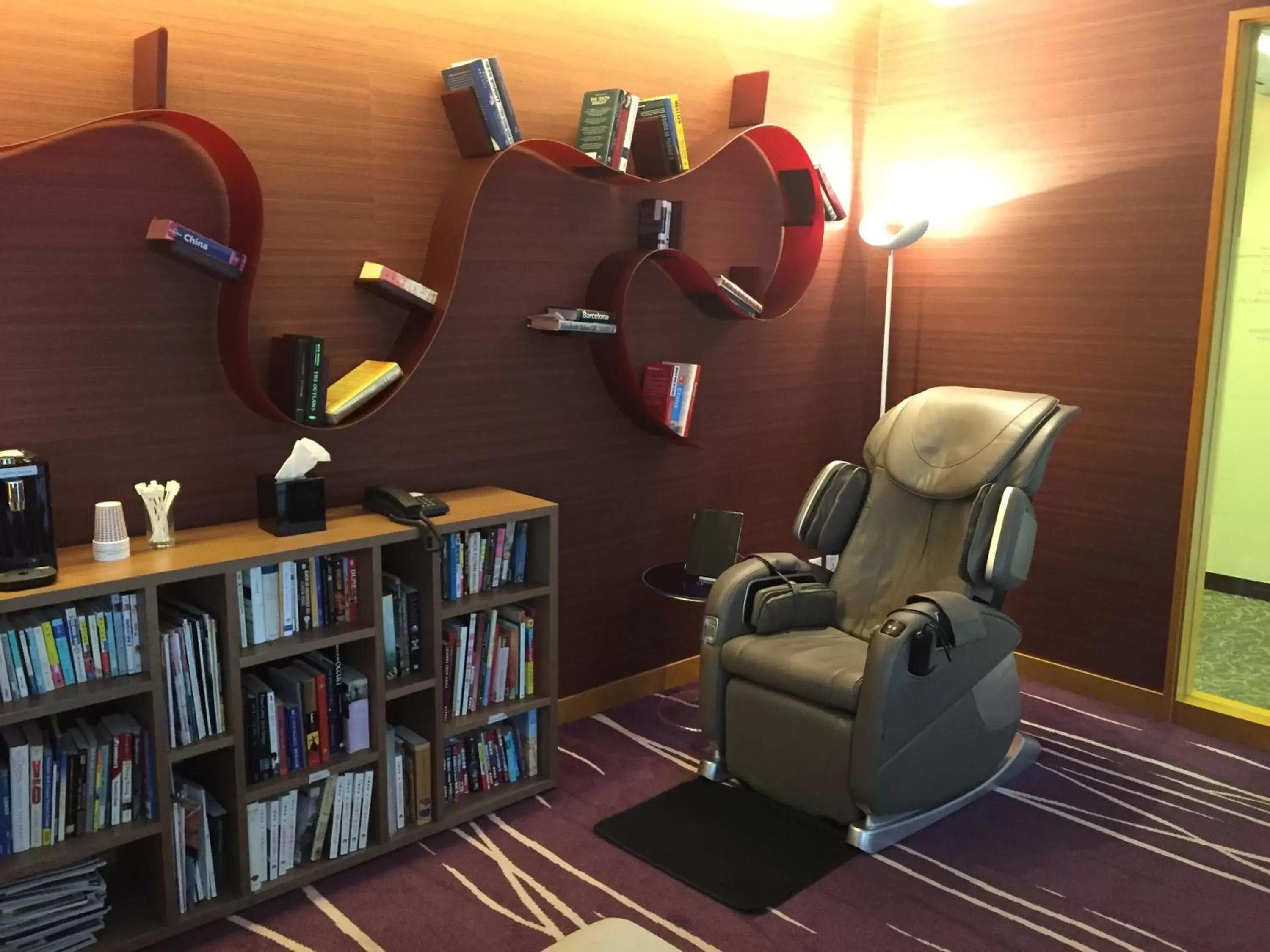 Library in Shanghai Centre Serviced Apartment
