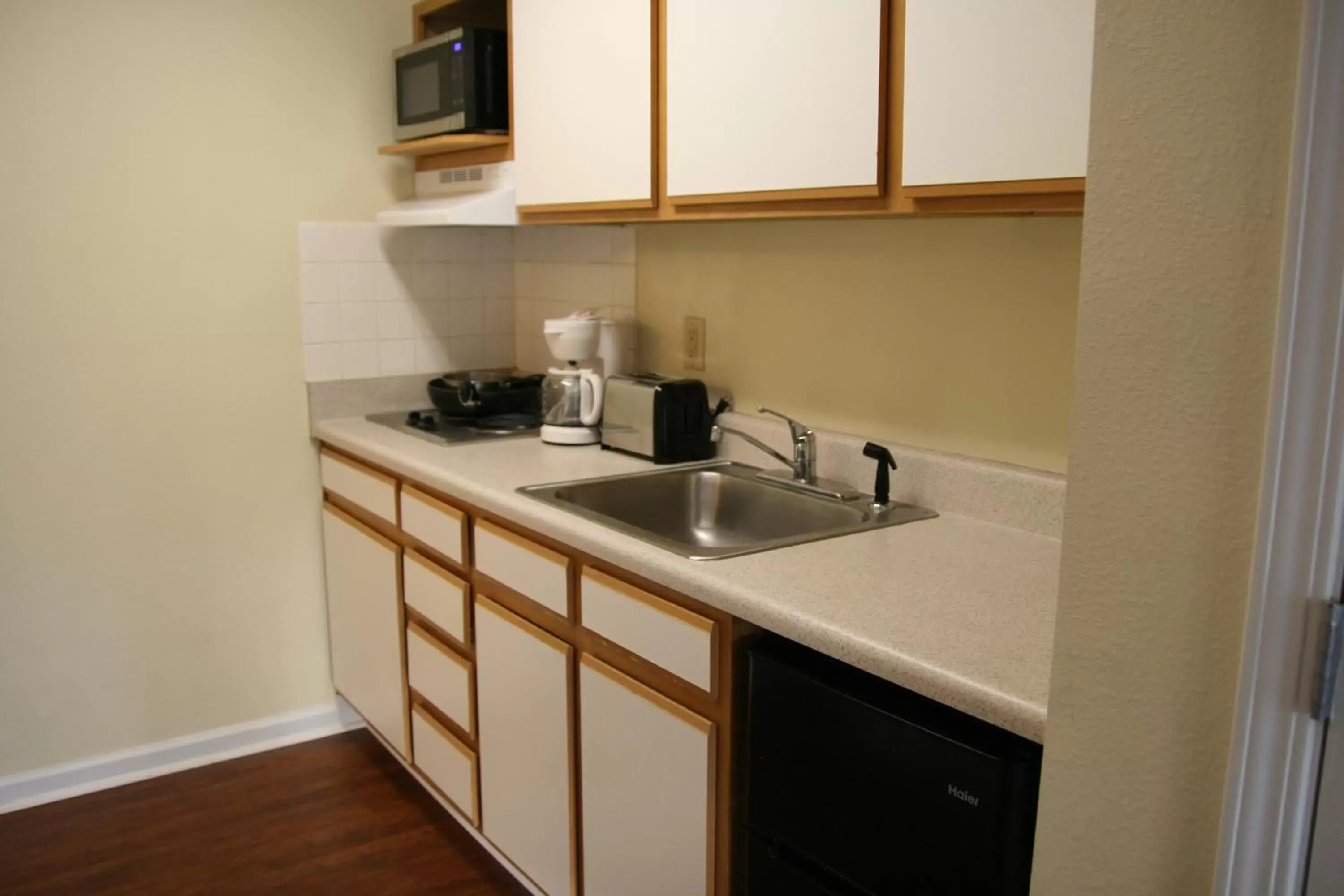 Kitchen/Kitchenette in Affordable Suites Rocky Mount