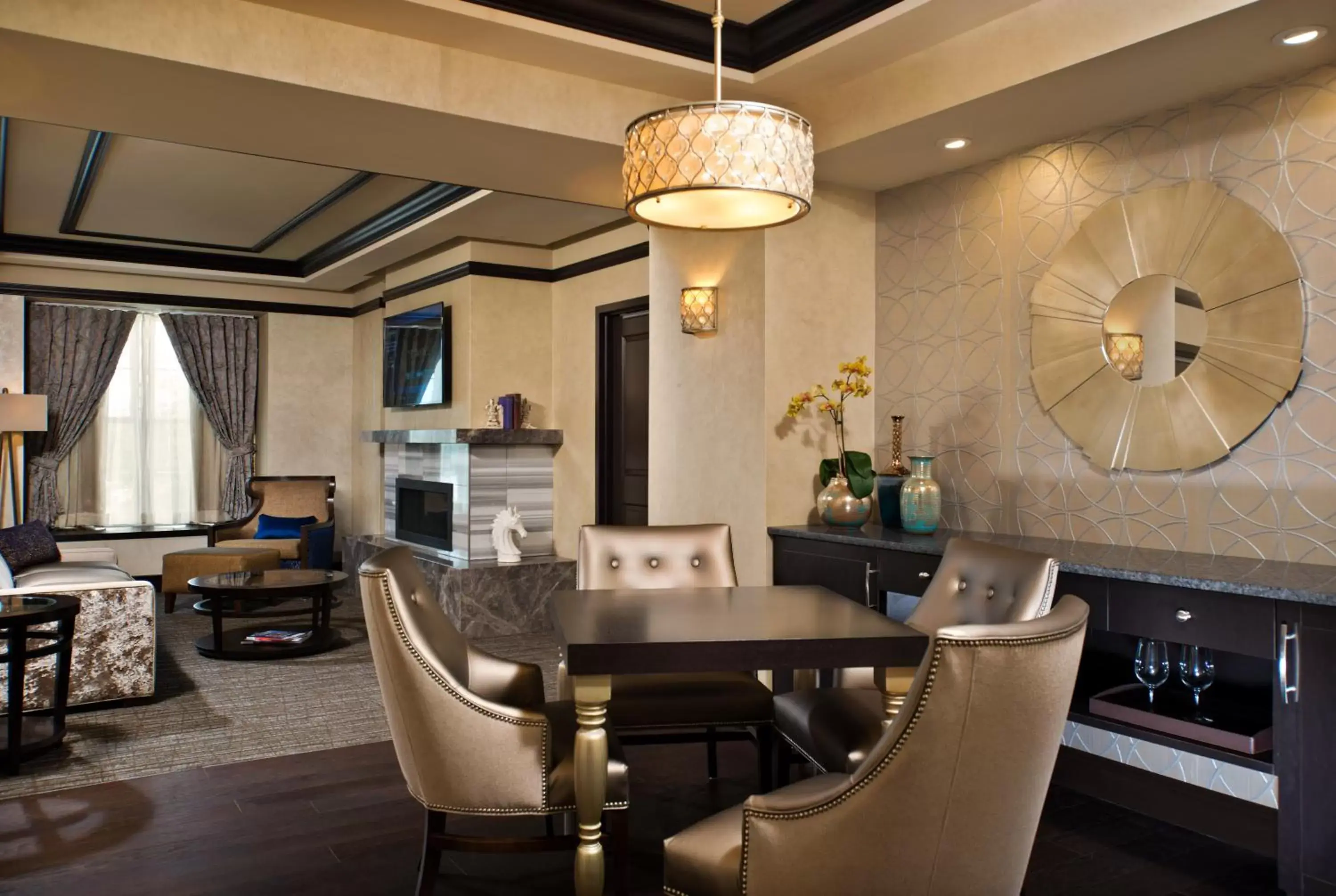 Living room in Saratoga Casino Hotel