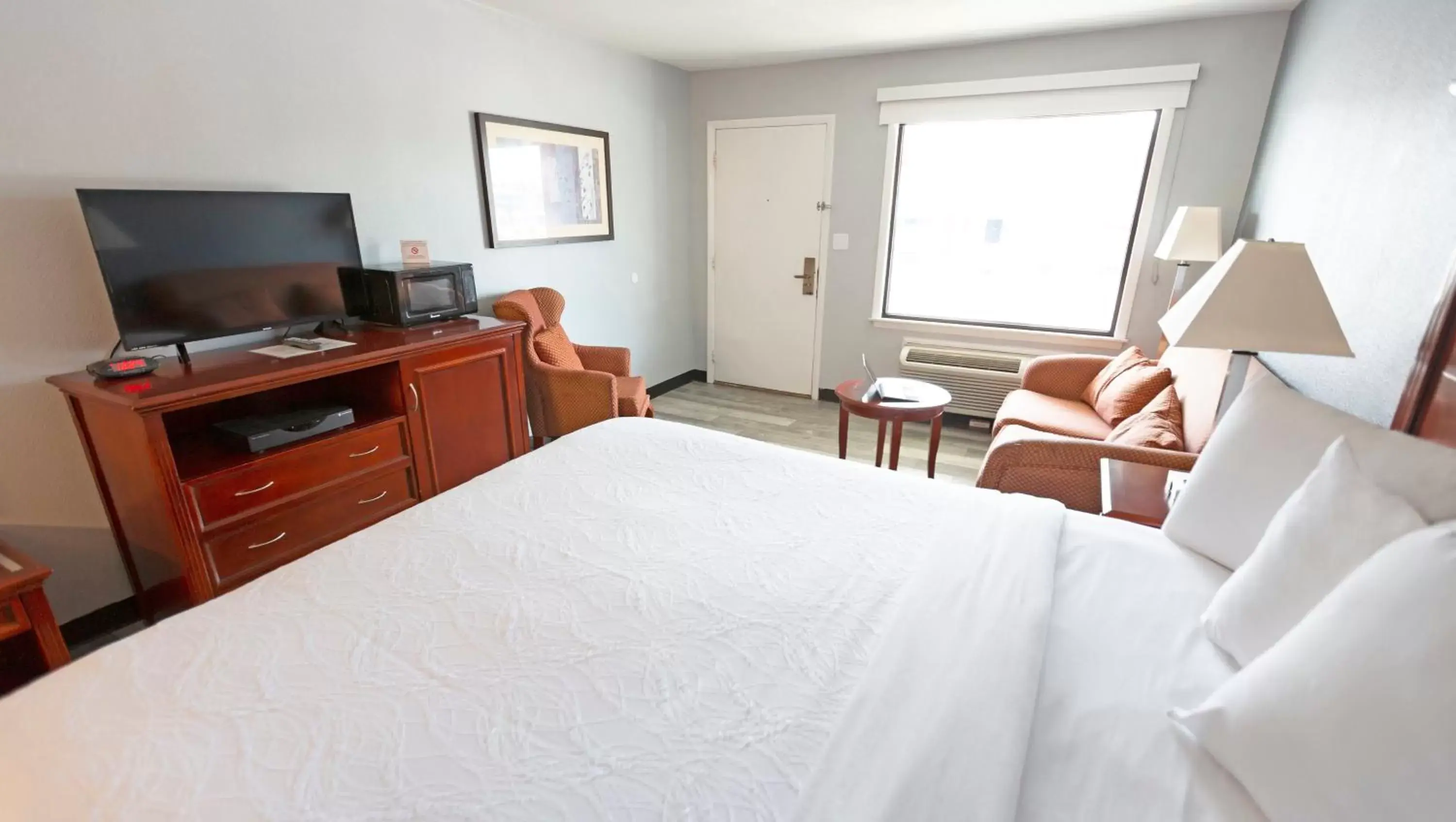 Bedroom, TV/Entertainment Center in Sunrise Inn Williamstown