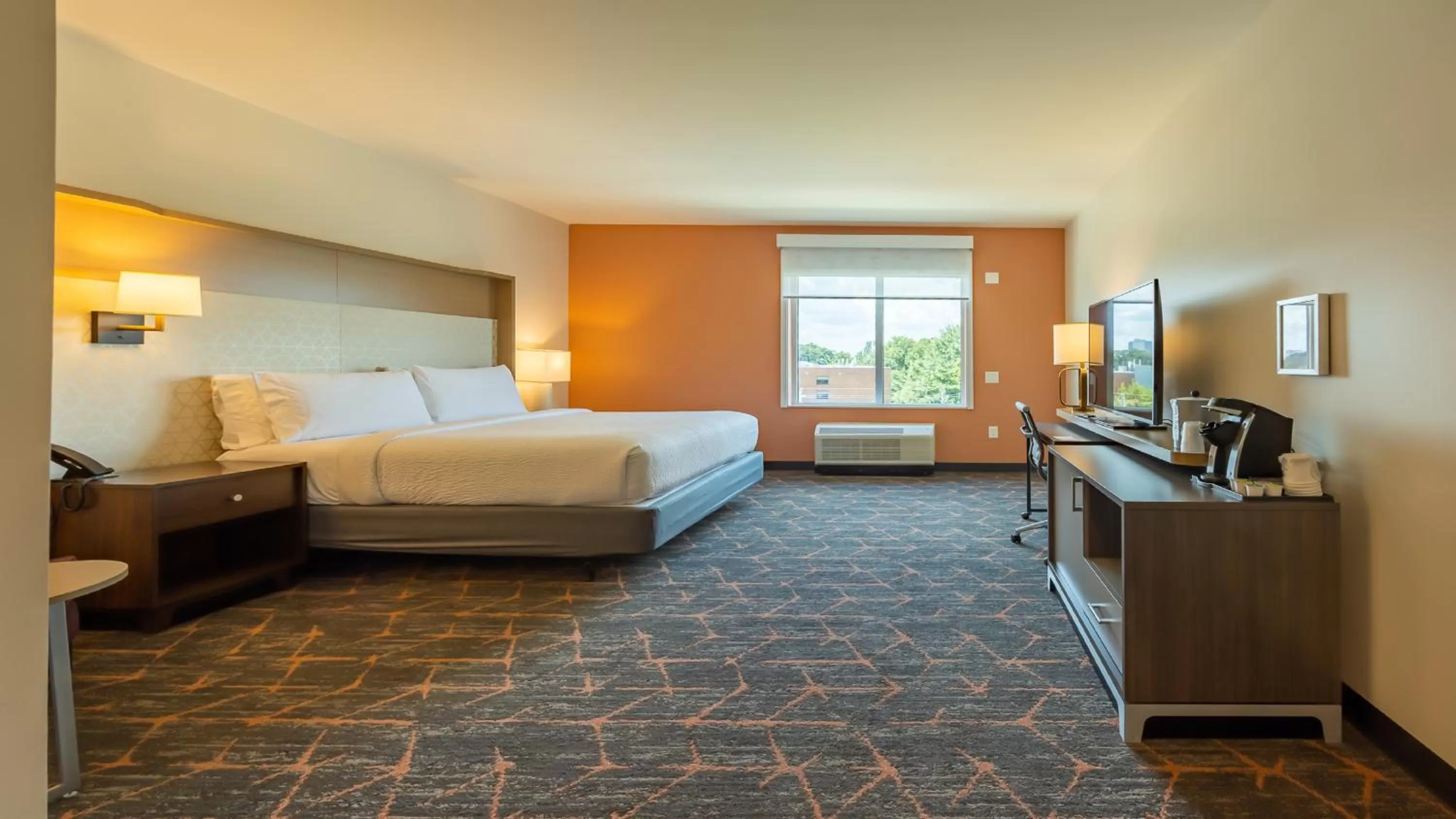 Bedroom, Bed in Holiday Inn & Suites Atlanta Perimeter Dunwoody, an IHG Hotel