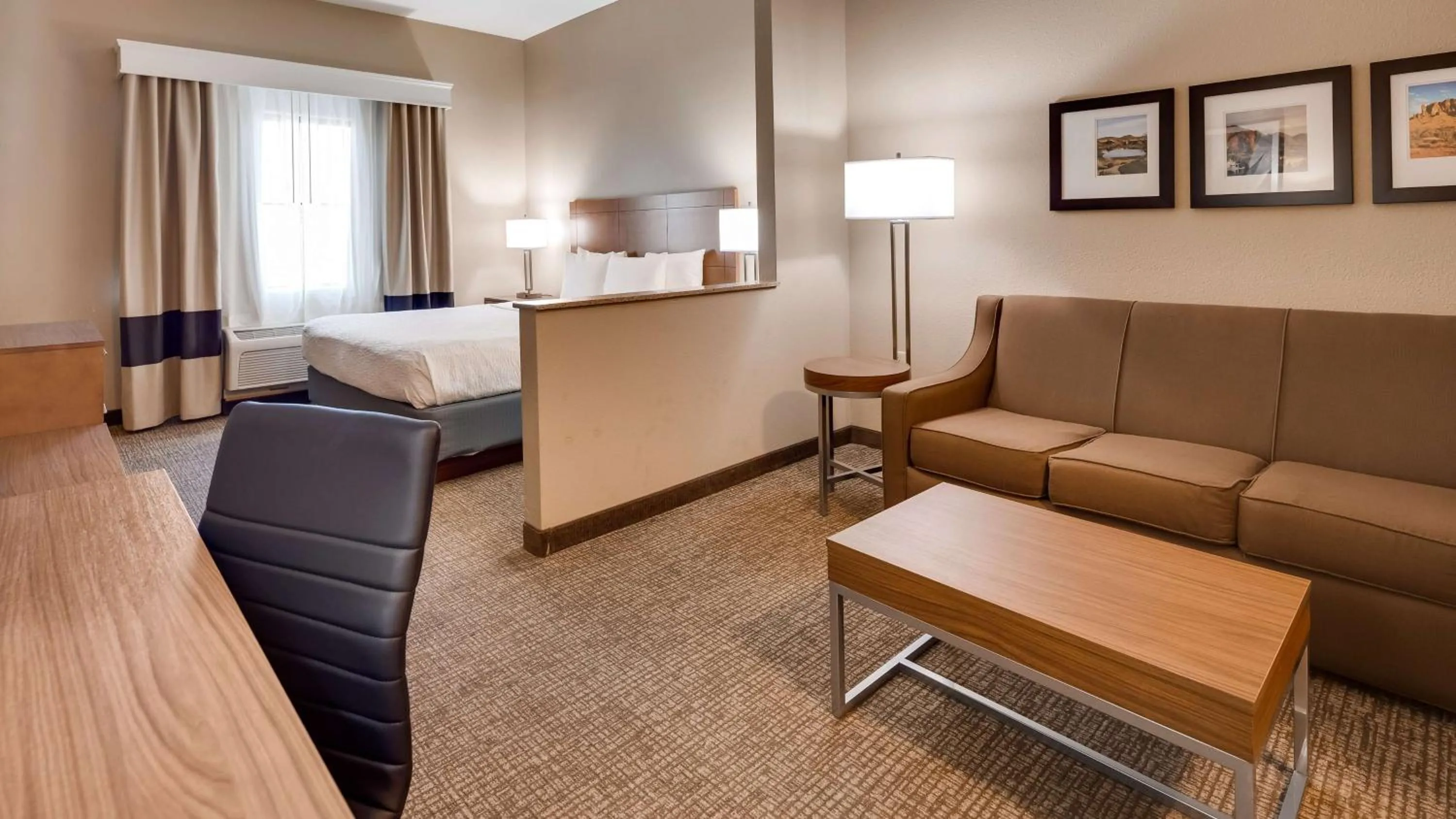 Queen Suite with Mobility Accessible Tub in Best Western Plus Surprise-Phoenix NW