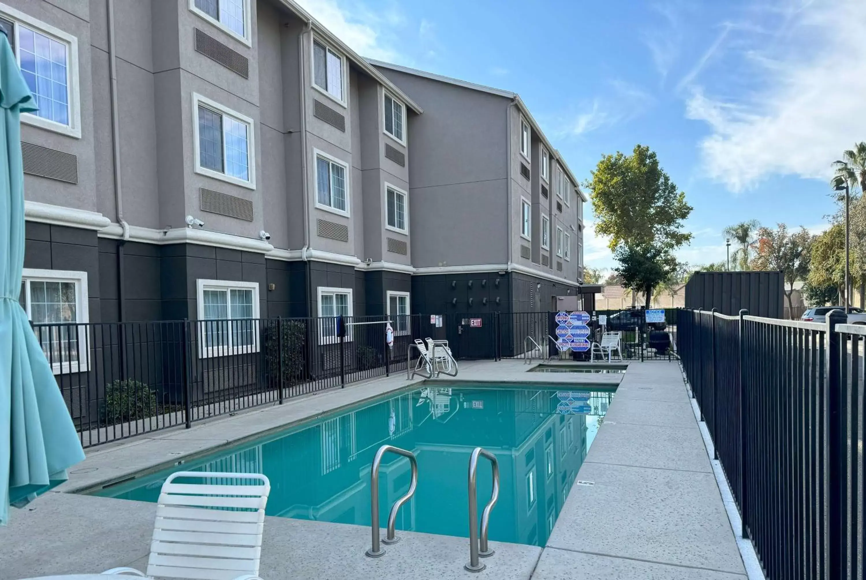 Pool view, Property Building in La Quinta Inn & Suites by Wyndham Tulare