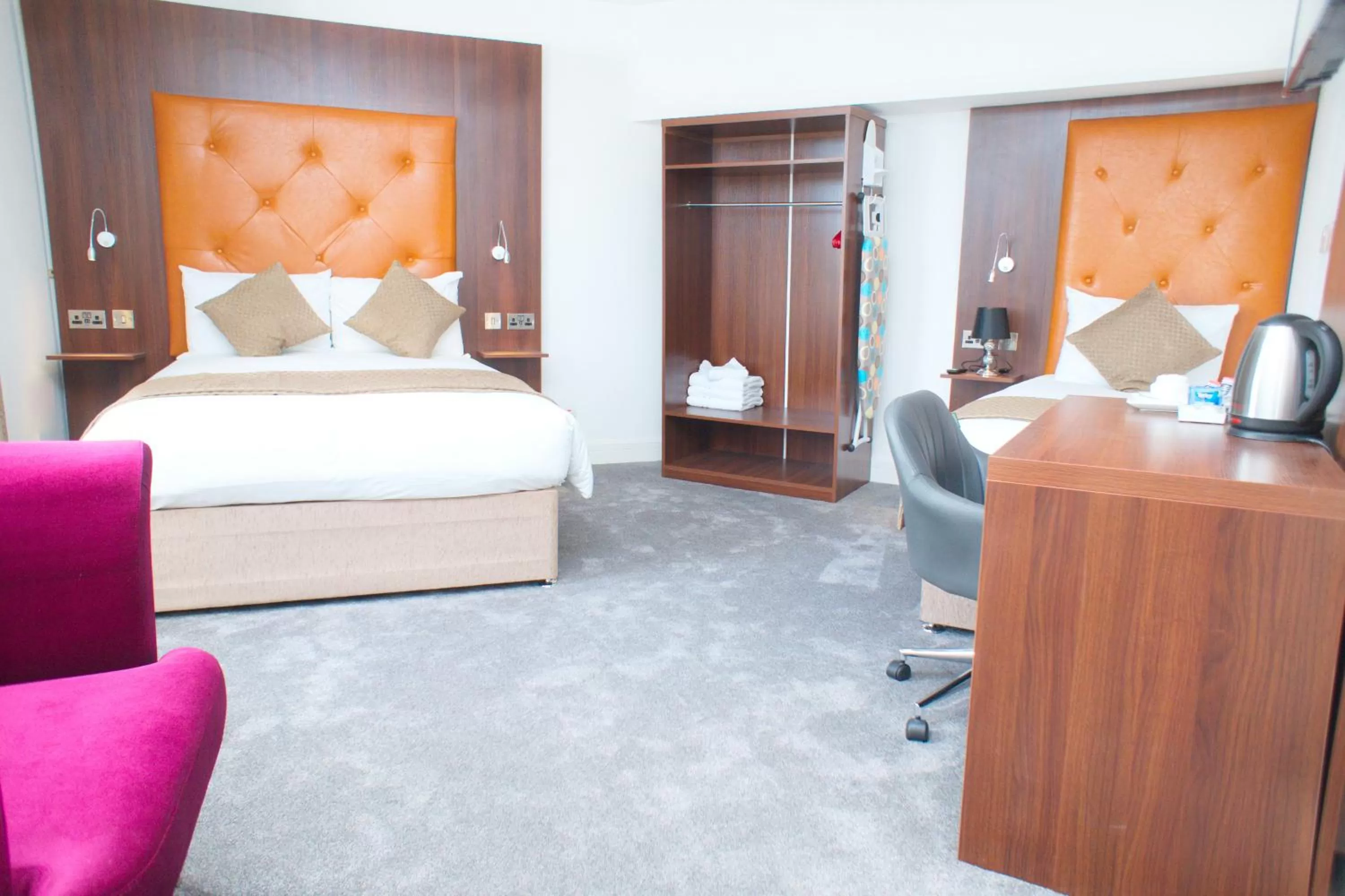 Bed in Trivelles Rochester Hotel