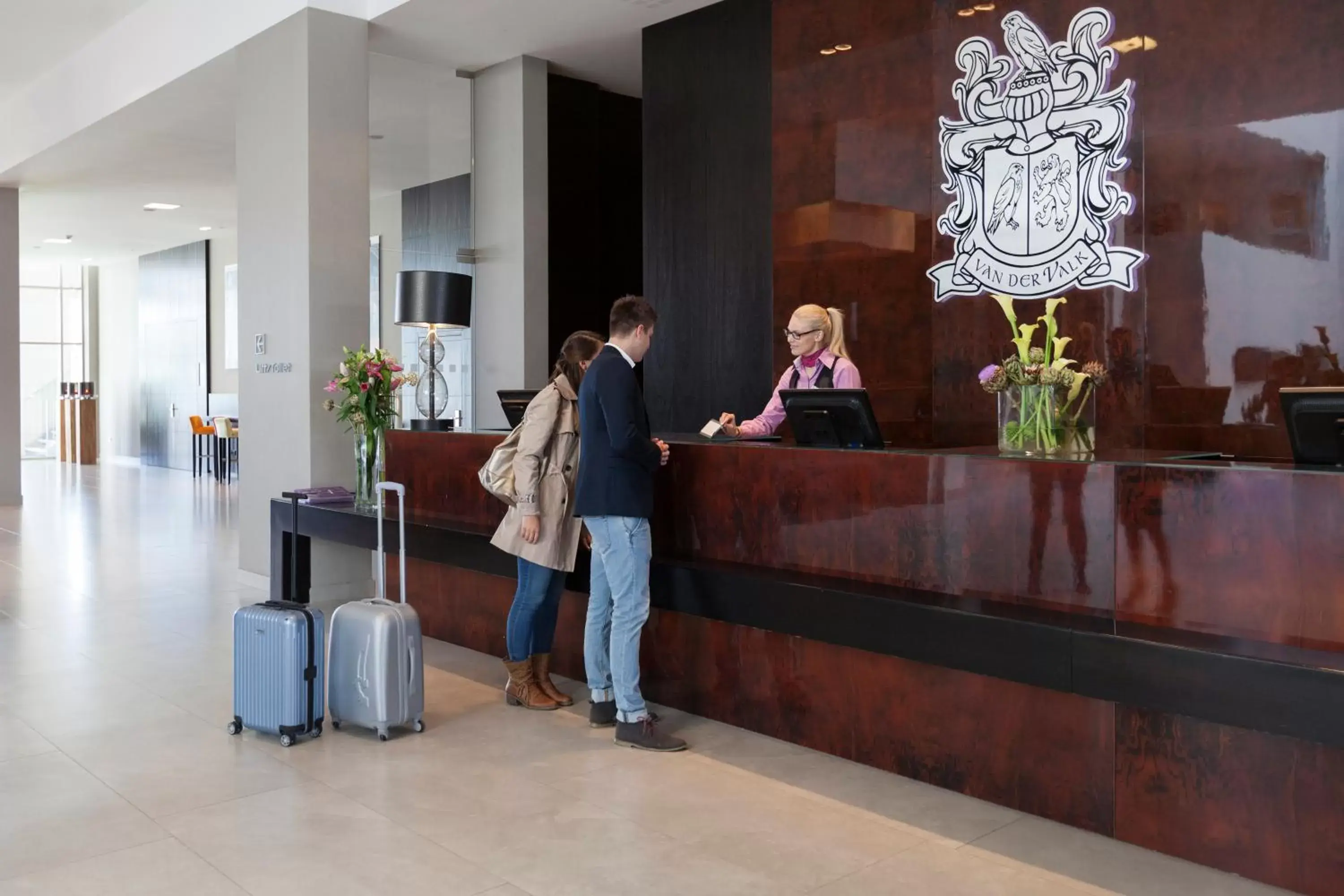 Lobby or reception, Staff in Van der Valk Airporthotel Düsseldorf