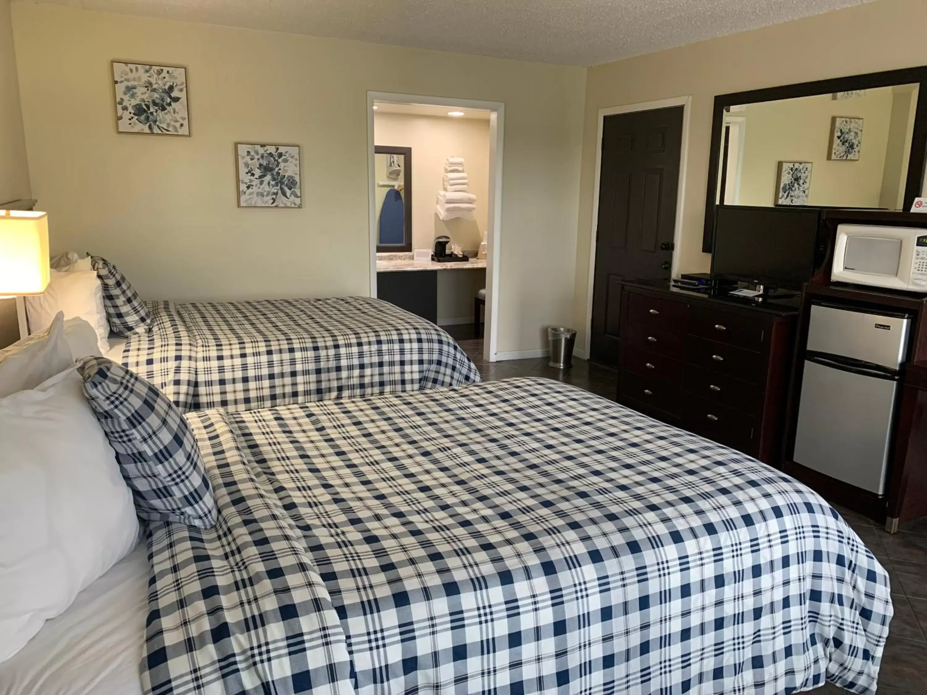 Photo of the whole room, Bed in Geneva Wells Motel