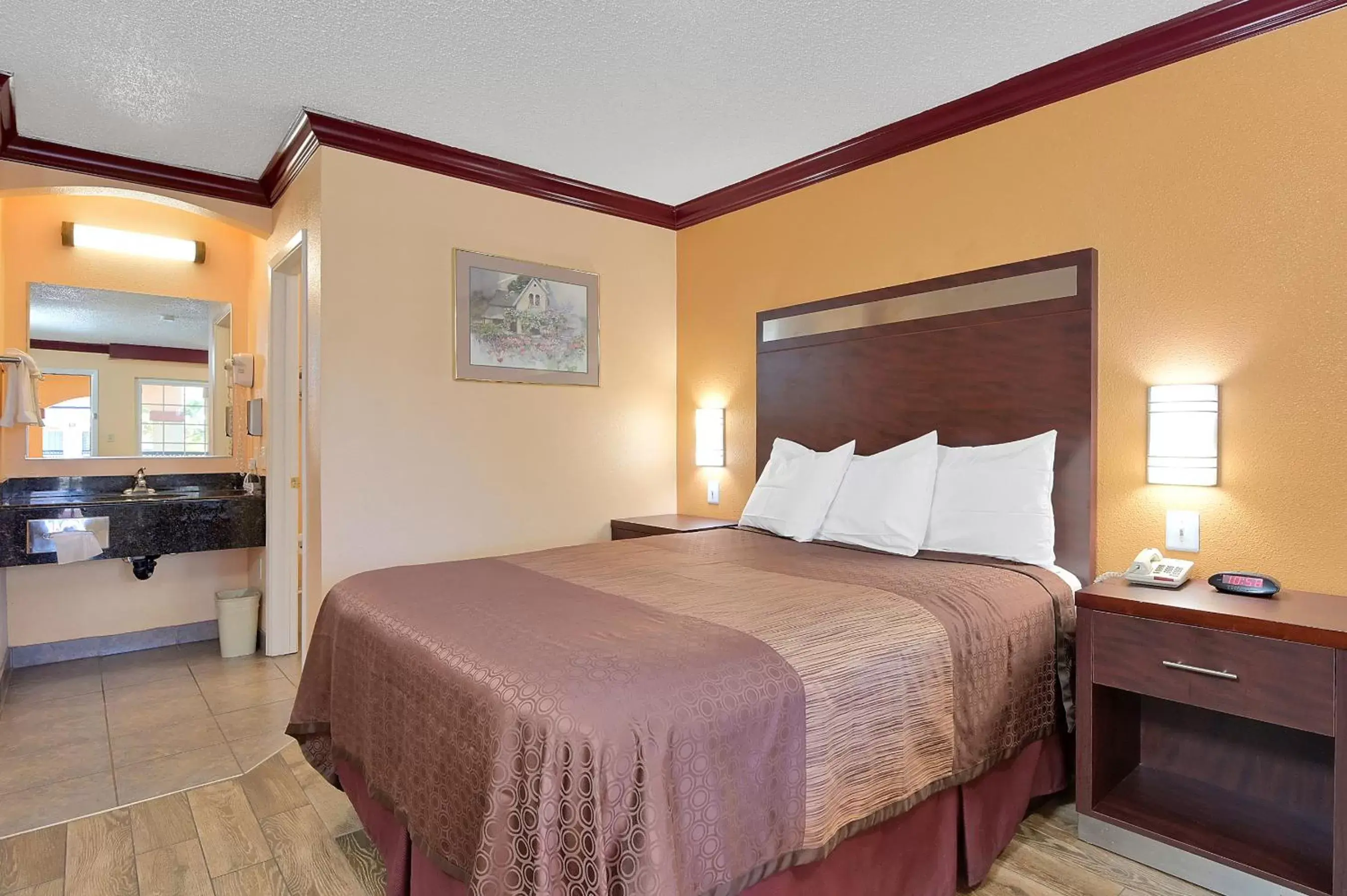 Bed in Americas Deluxe Inn- Marysville