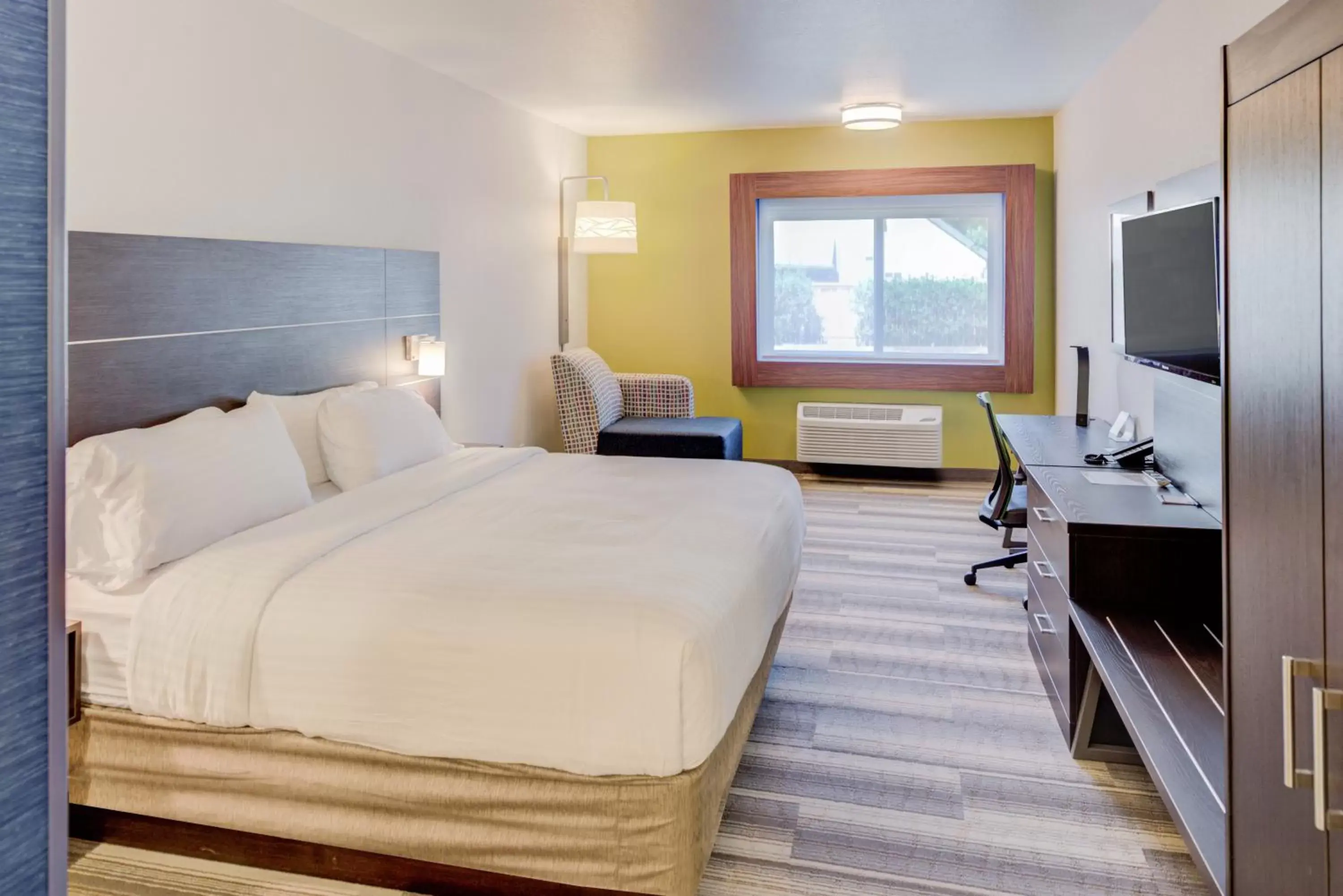 Photo of the whole room, Bed in Holiday Inn Express Newberg - Wine Country, an IHG Hotel