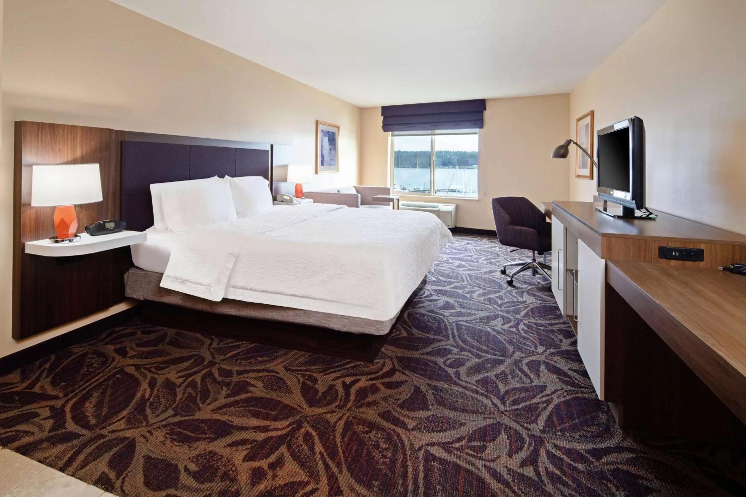 Bedroom, Bed in Hampton Inn & Suites Bremerton