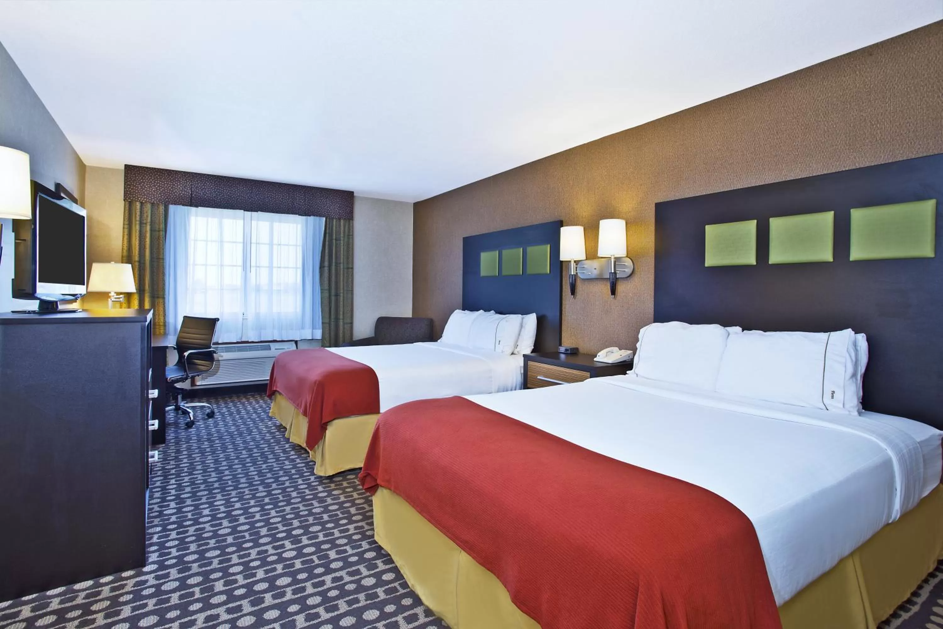 Photo of the whole room, Bed in Holiday Inn Express Hotel & Suites Wabash by IHG