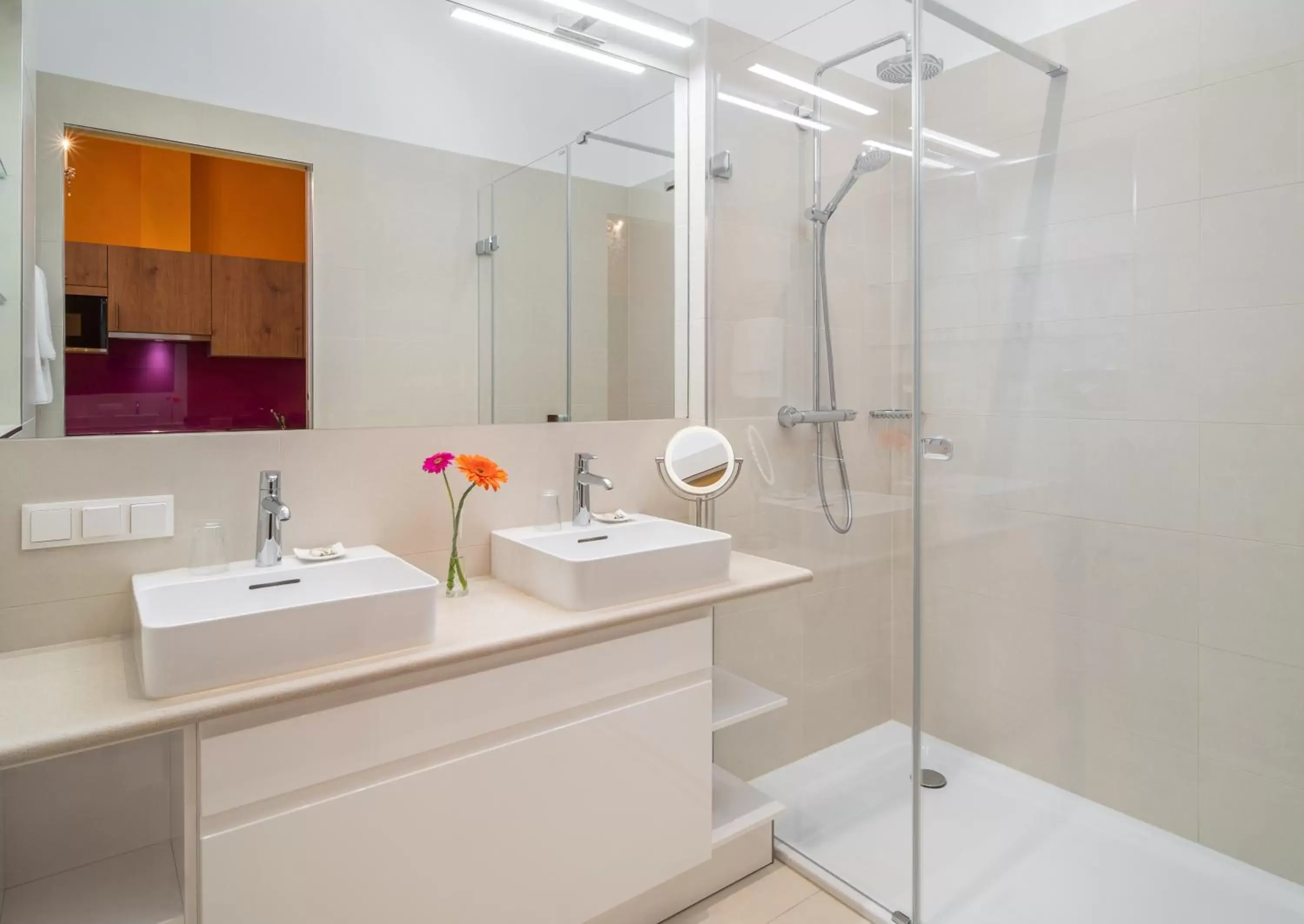 Shower, Bathroom in Appartement-Hotel an der Riemergasse