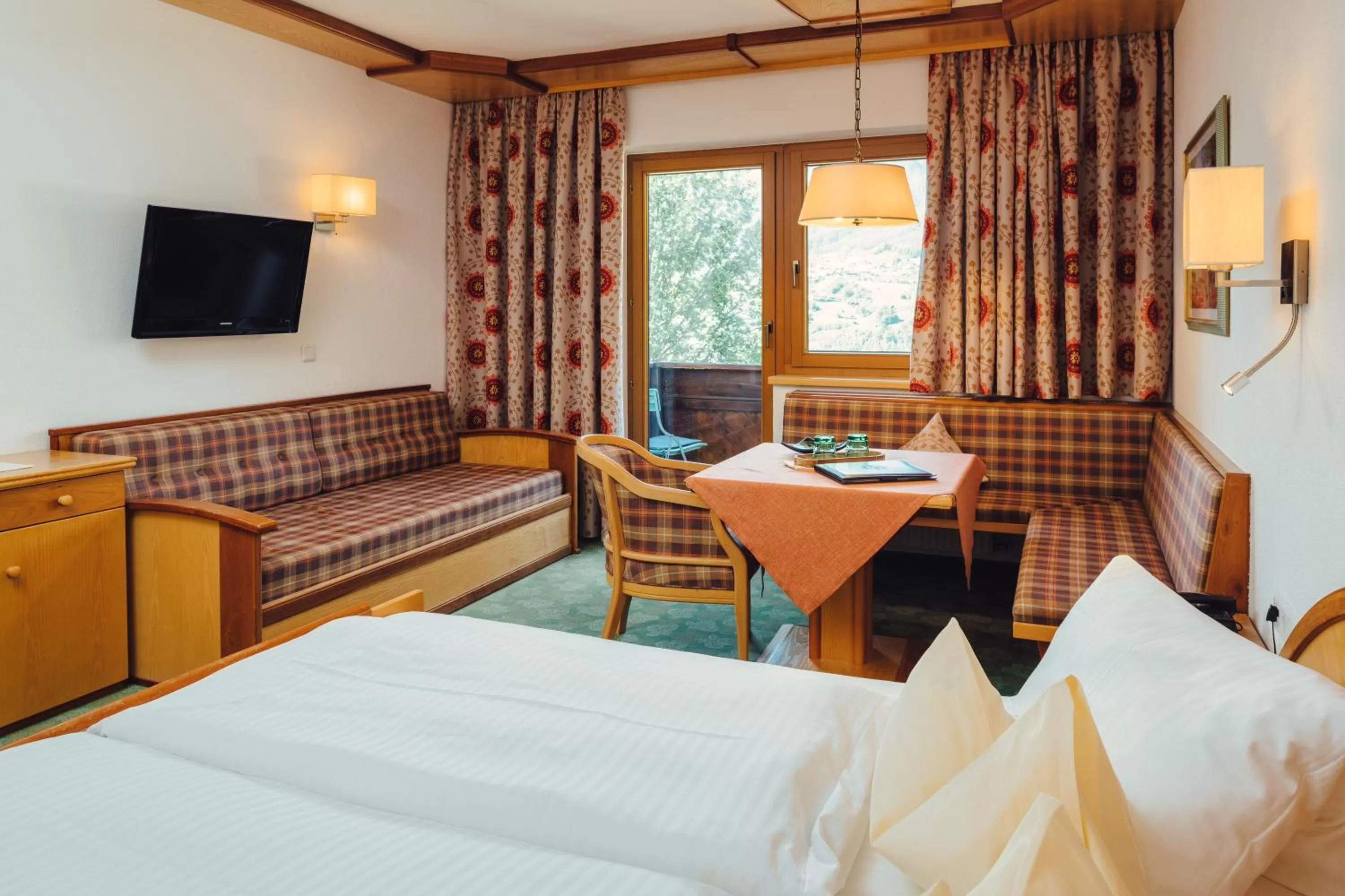 TV and multimedia, Bed in Huber Hotel Tramserhof