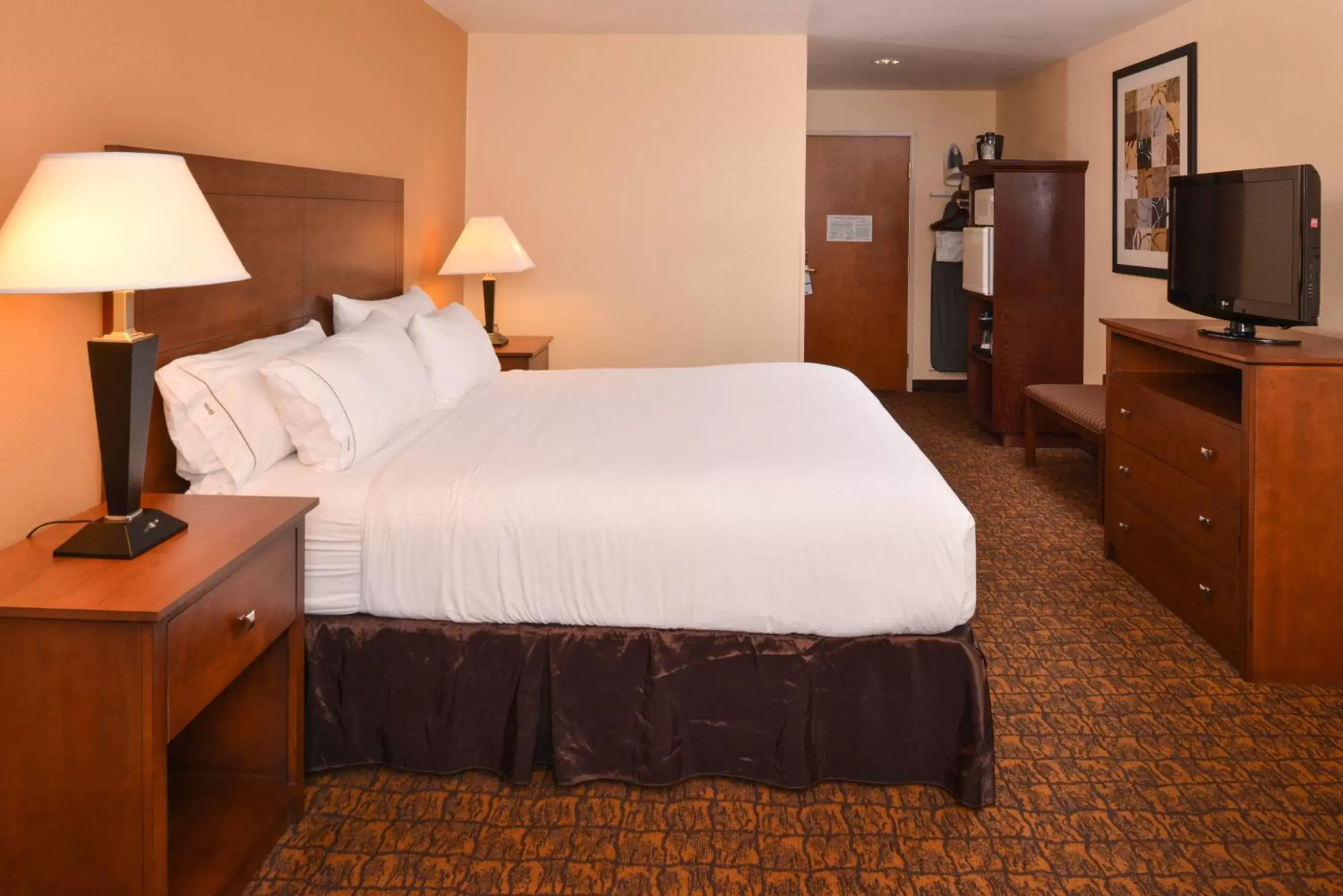 Photo of the whole room, Bed in Holiday Inn Express Morgantown, an IHG Hotel