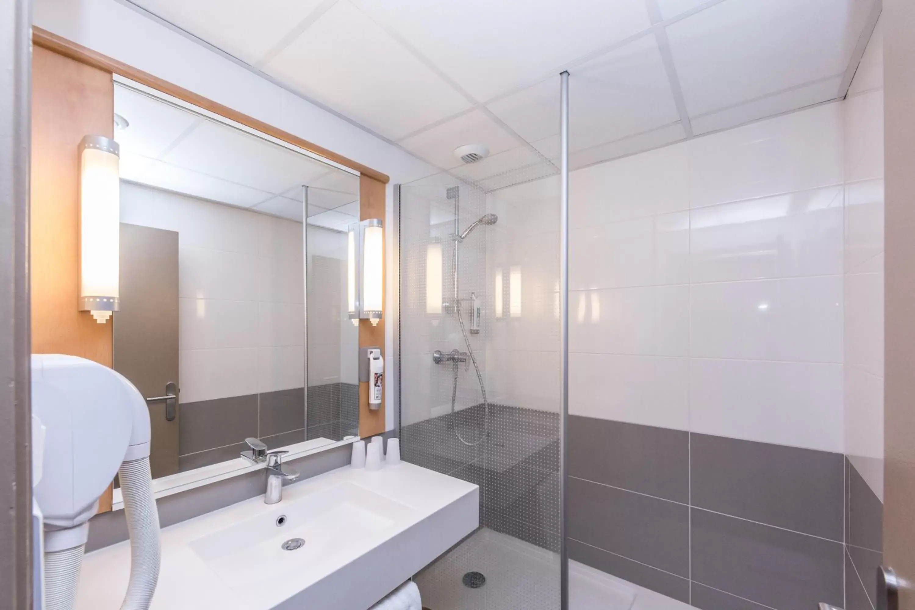 Shower, Bathroom in ibis Montélimar Nord