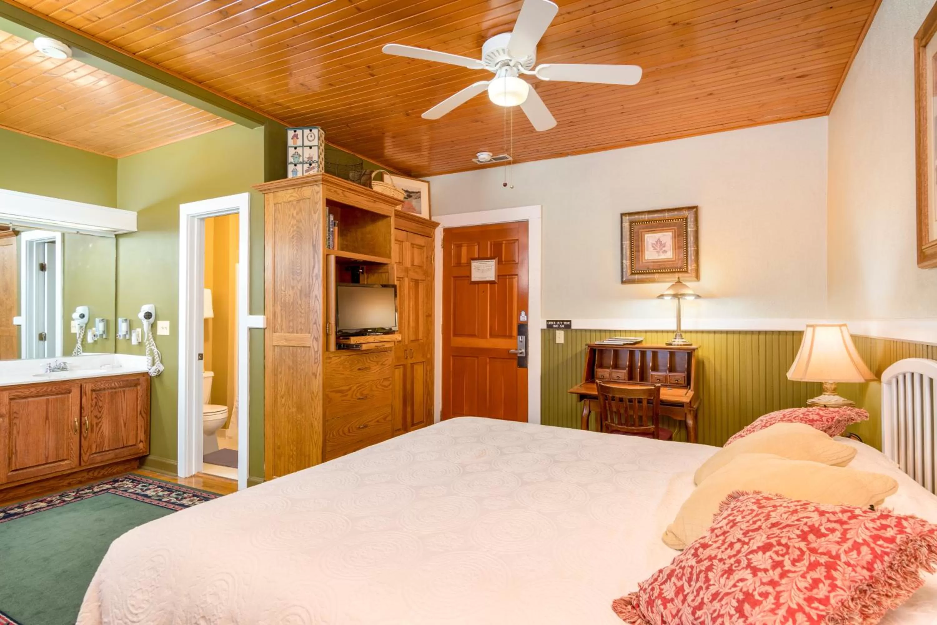 Photo of the whole room, Bed in Highland Lake Inn & Resort - Flat Rock