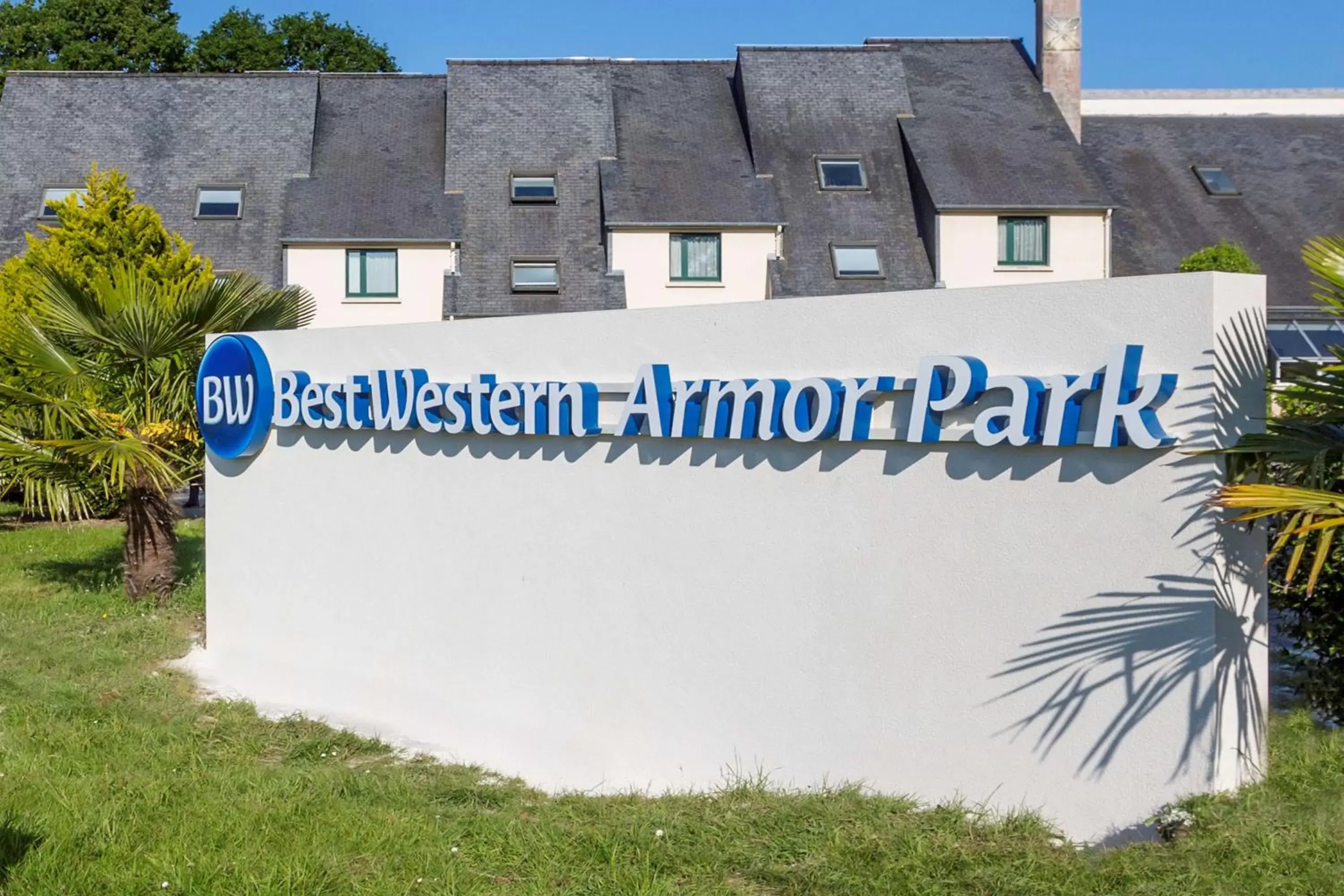Property building, Property Logo/Sign in Best Western Armor Park Dinan