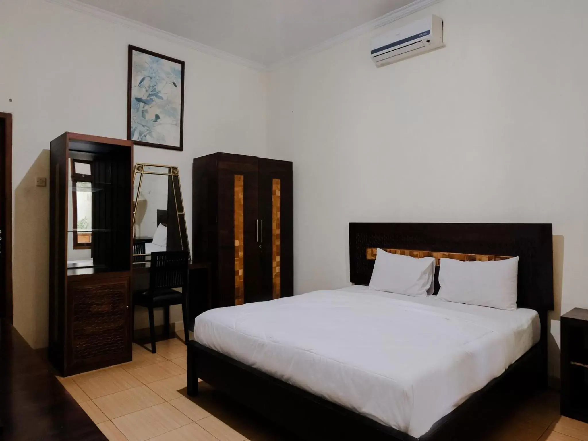 Photo of the whole room, Bed in Hotel Mahkota Plengkung by ecommerceloka Photo of the whole room, Bed in Hotel Mahkota Plengkung by ecommerceloka