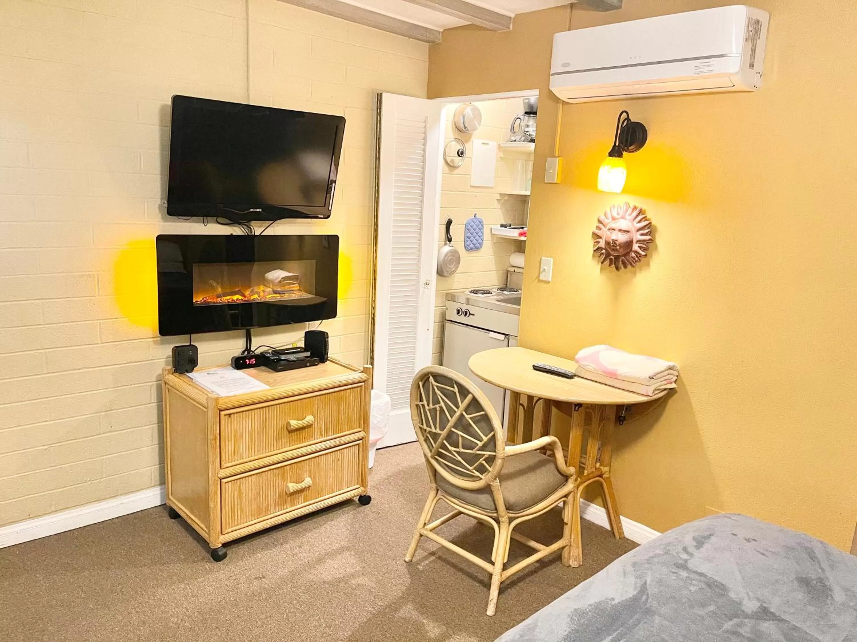 Living room in A PLACE IN THE SUN Hotel - ADULTS ONLY Big Units, 24h Heated Pool & Spa in 1 Acre Park Prime Location, DOG Friendly, TOP Midcentury Modern Boutique Hotel