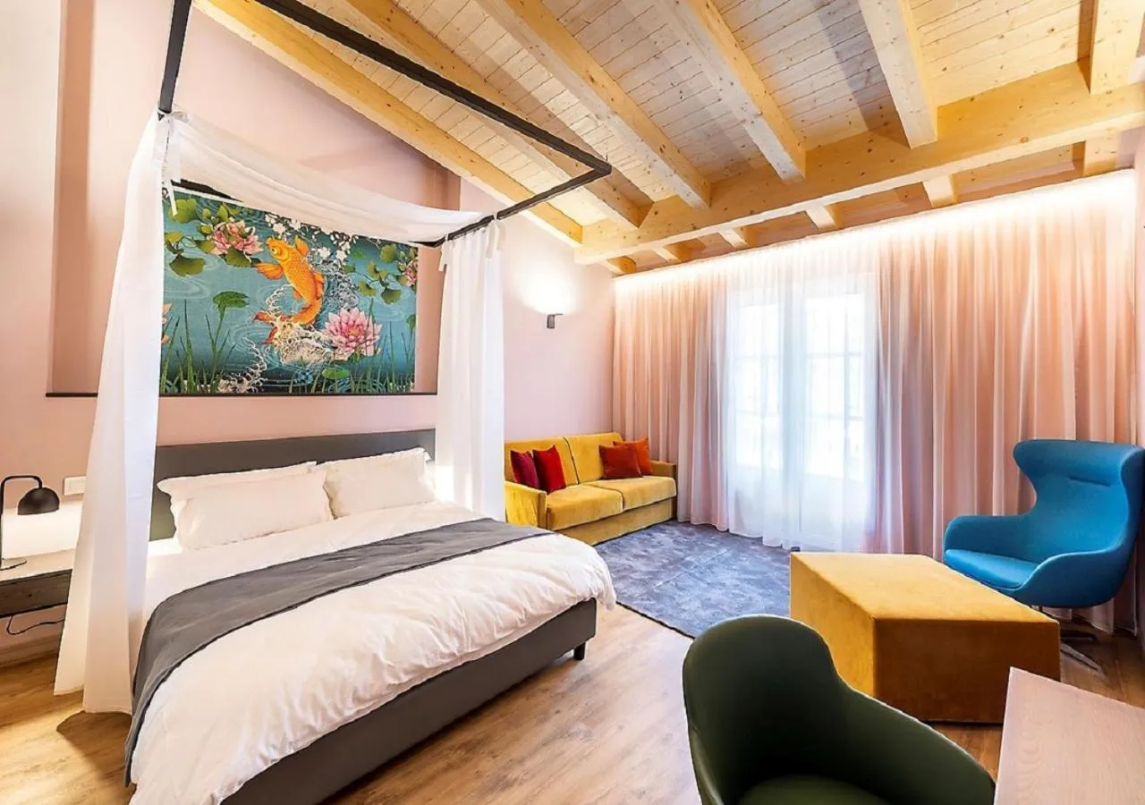 Photo of the whole room, Bed in Regina del Garda Suite