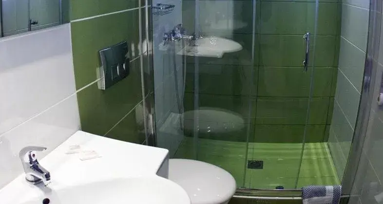 Bathroom in Hotel Konaki