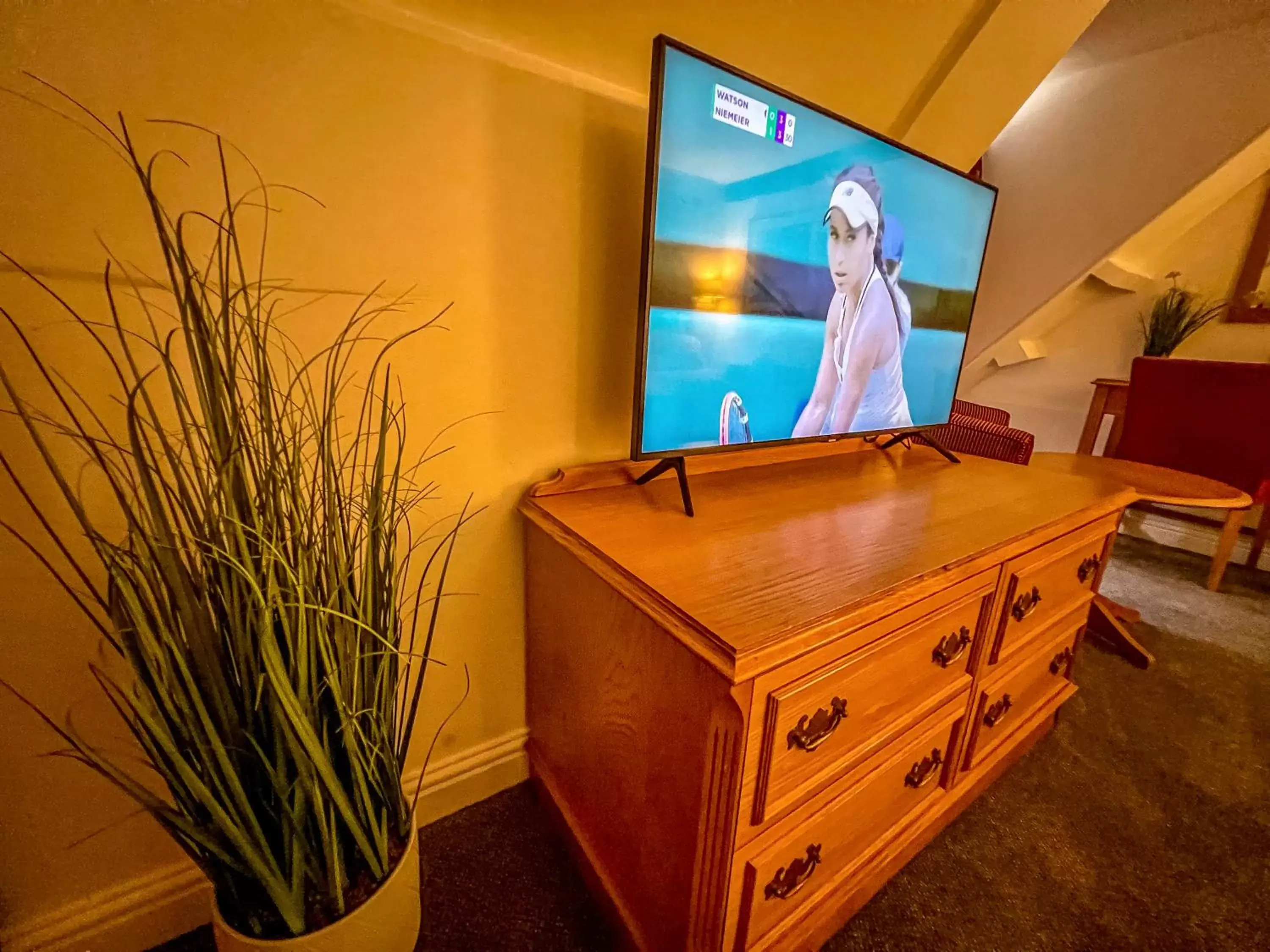 Bedroom, TV/Entertainment Center in The Red Lion Hotel