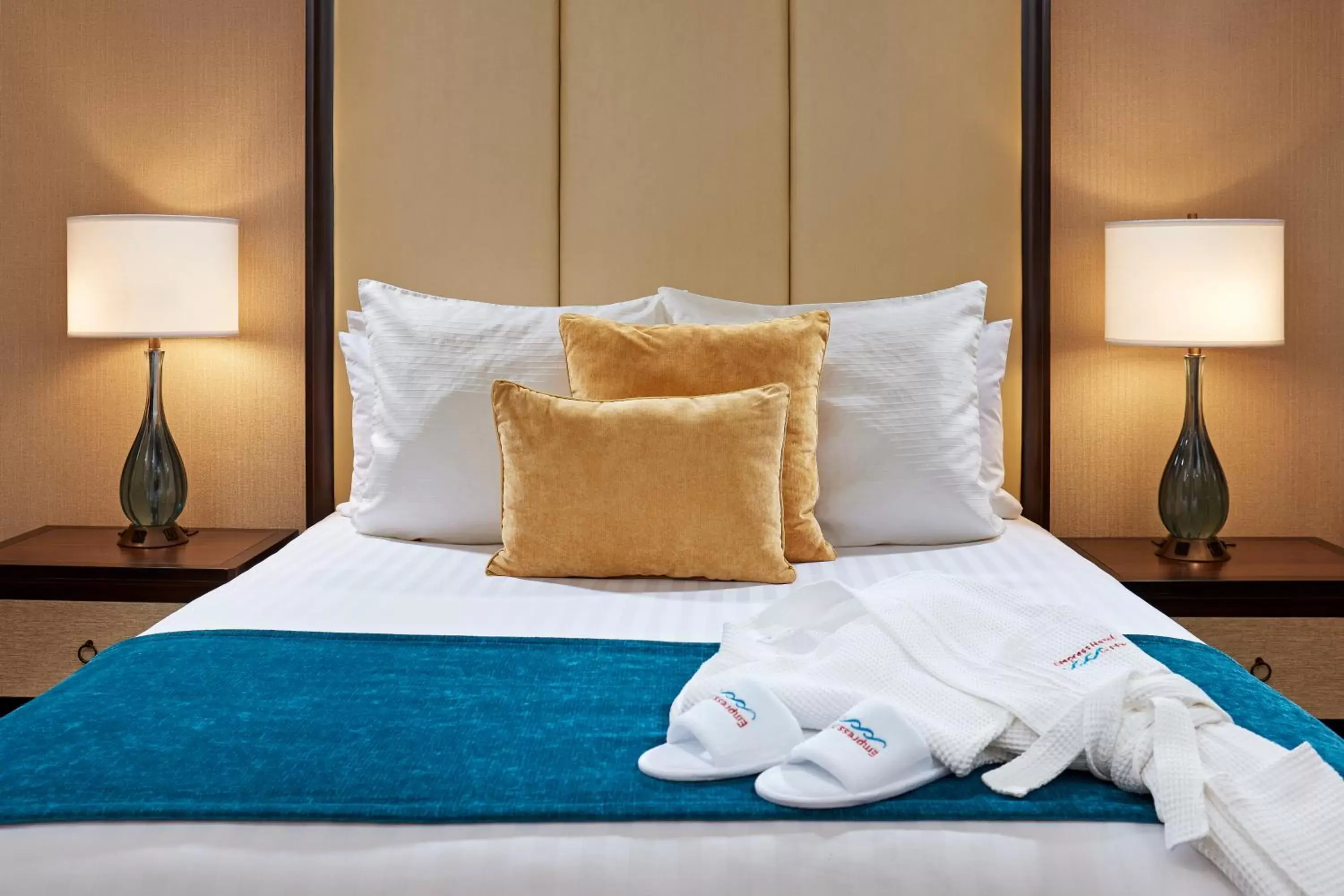 Bed in Empress Hotel La Jolla