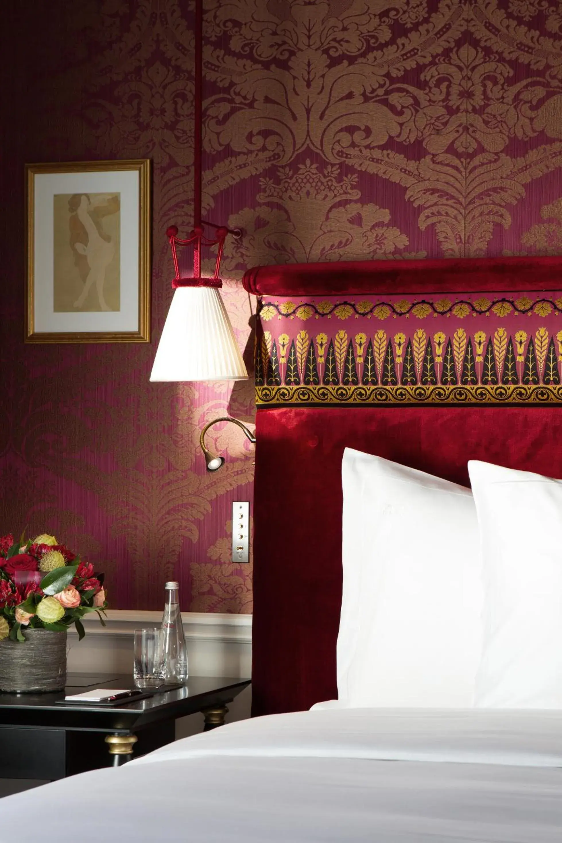 Bed in La Réserve Paris Hotel & Spa