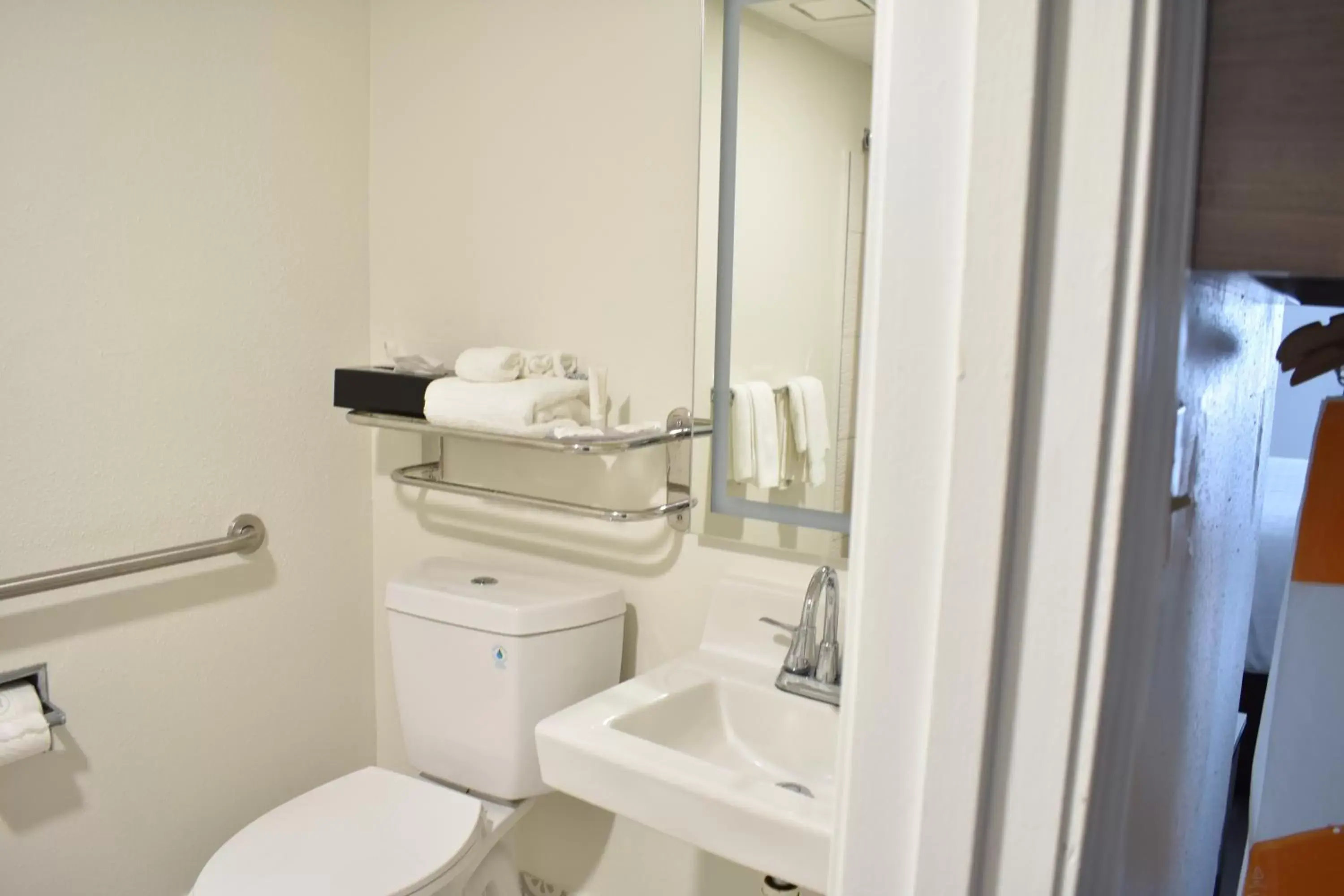 Toilet, Bathroom in Clarion Pointe Vidalia - Lyons West