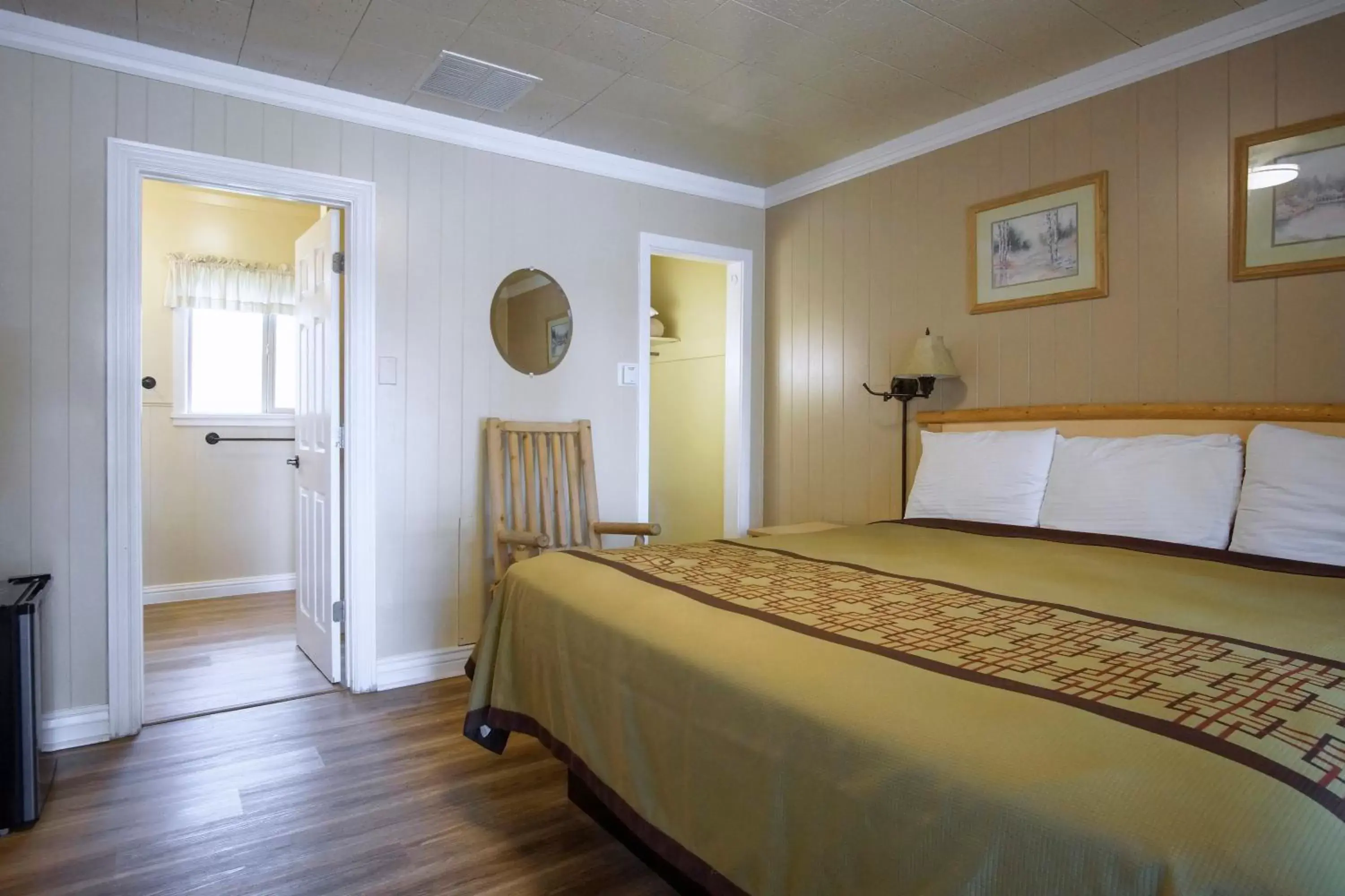 Bed in Green Gables Motel & Suites