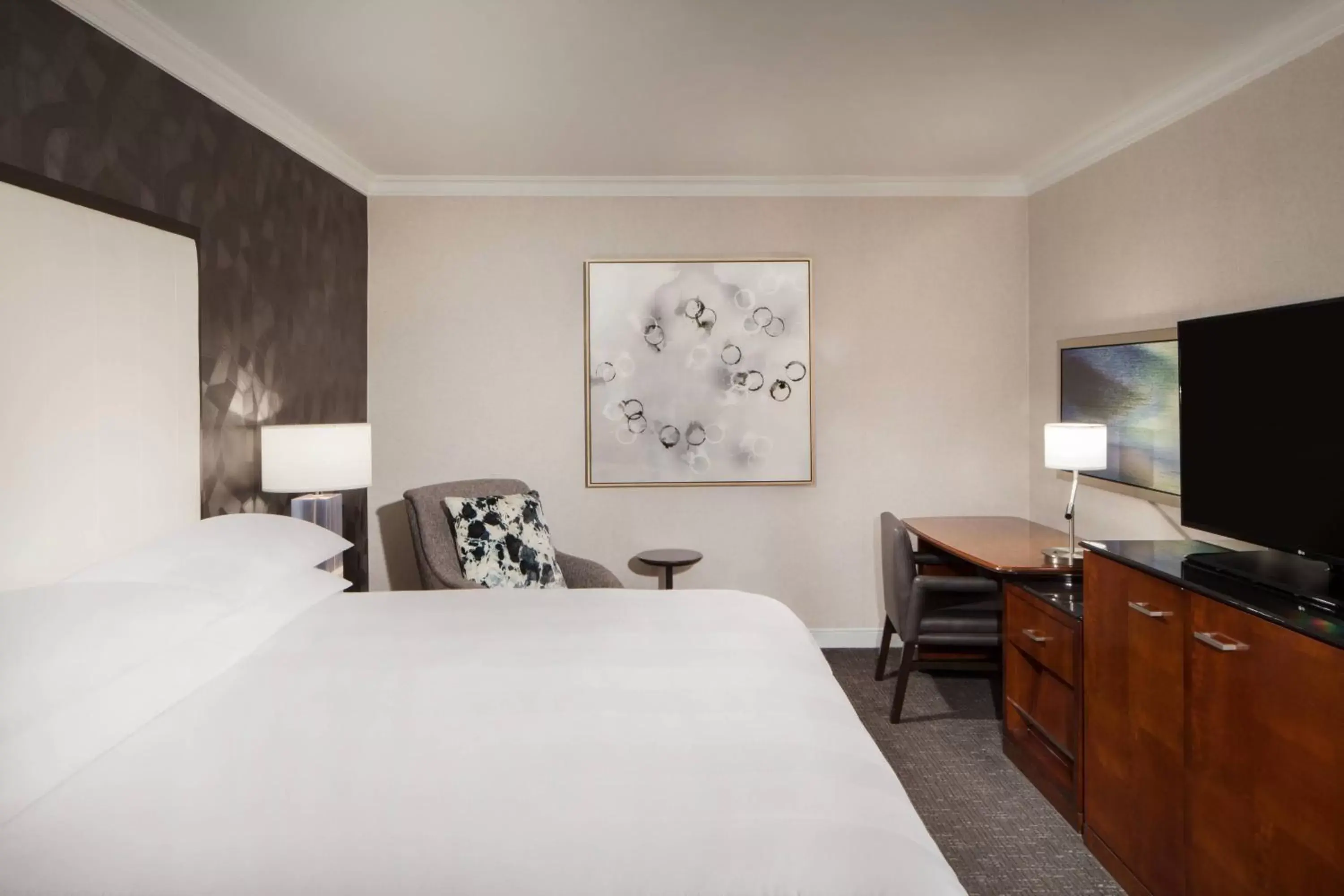 Bedroom, Bed in Omaha Marriott