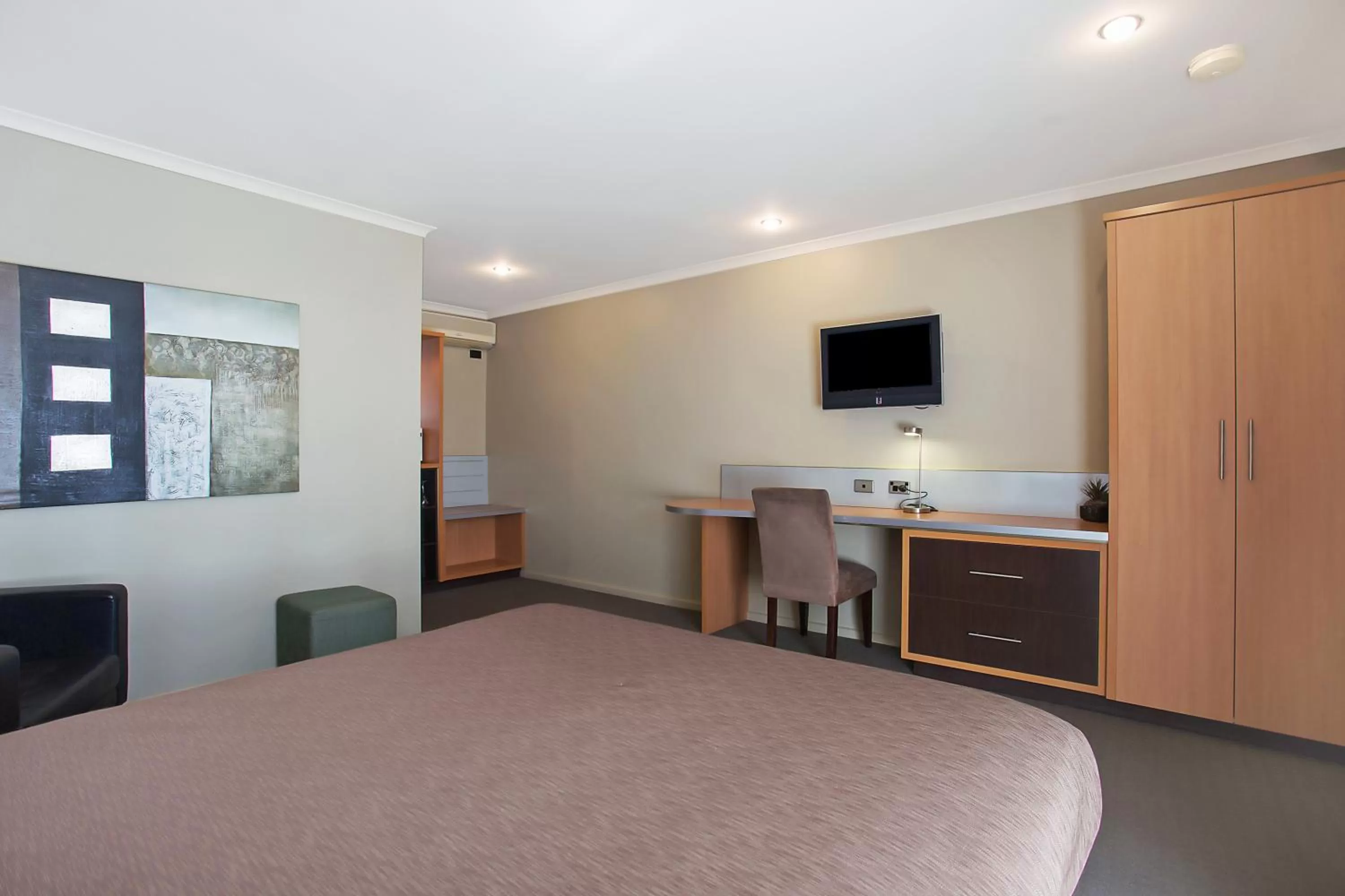 Bed in Comfort Inn On Raglan