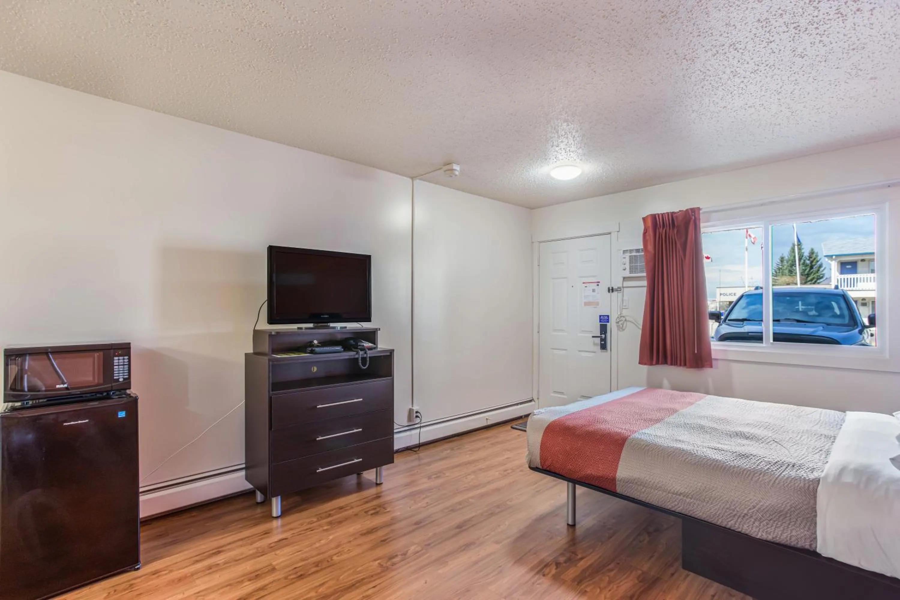 TV and multimedia in Motel Bo-Camrose, AB