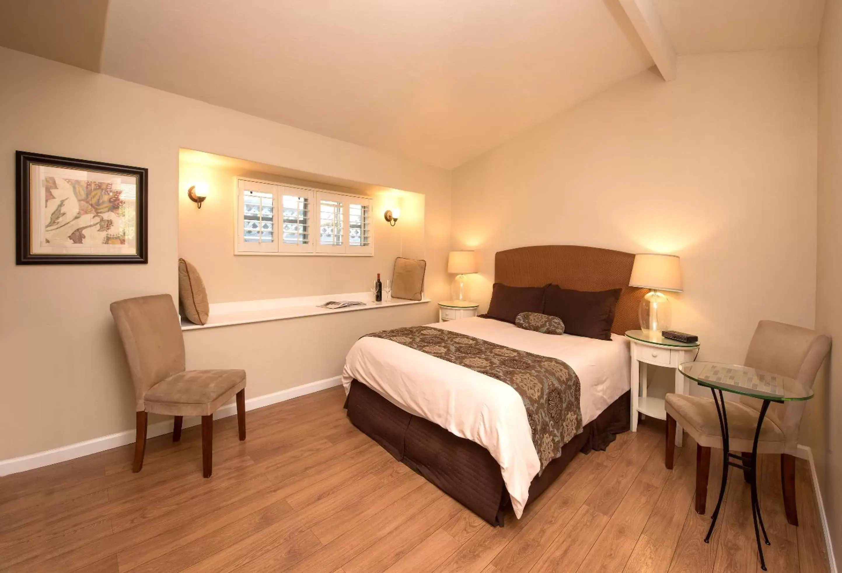 Bed in Sunset Inn Pacific Grove Bed in Sunset Inn Pacific Grove