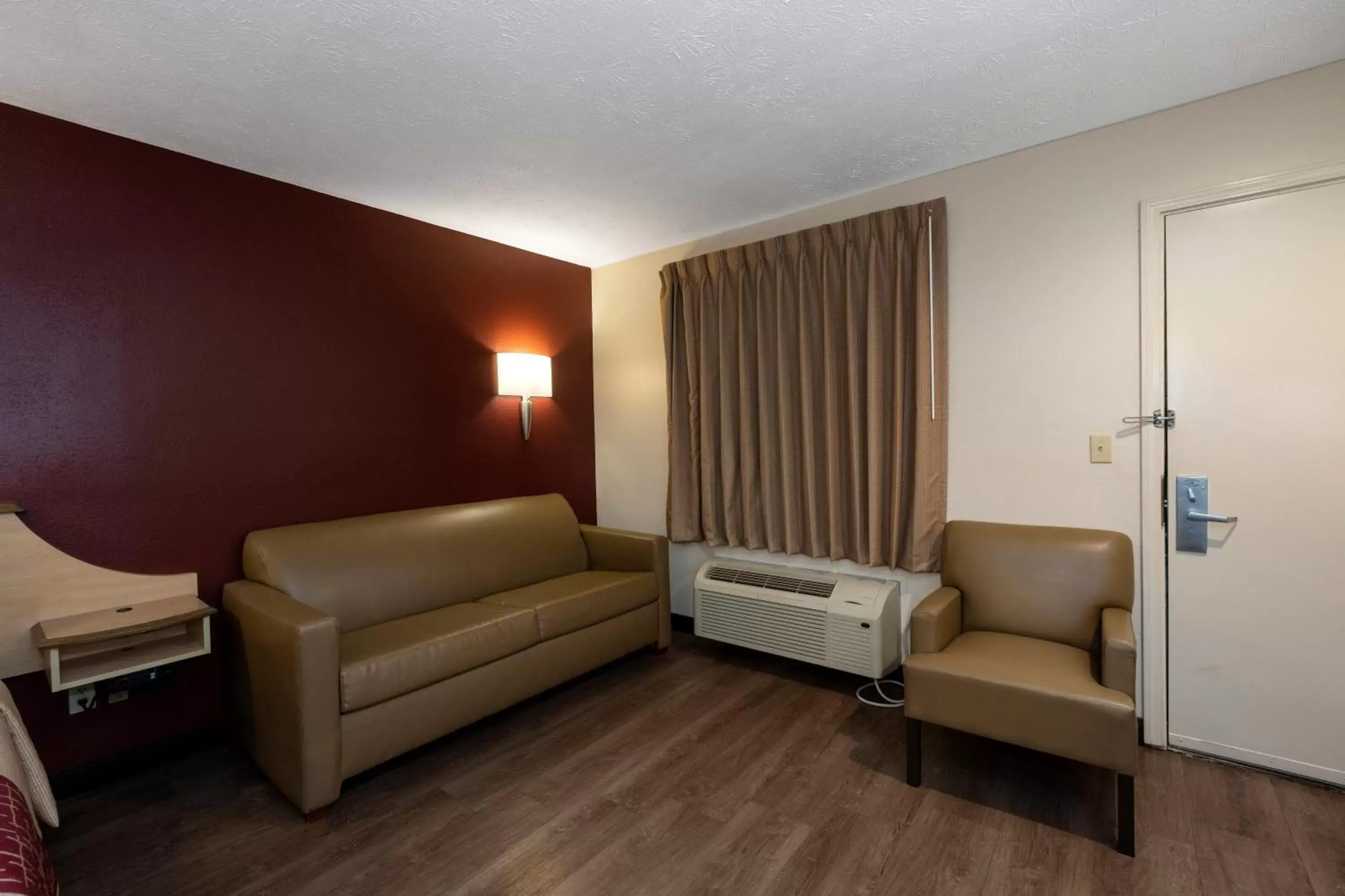 Bedroom, Seating Area in Red Roof Inn Indianapolis - Greenwood