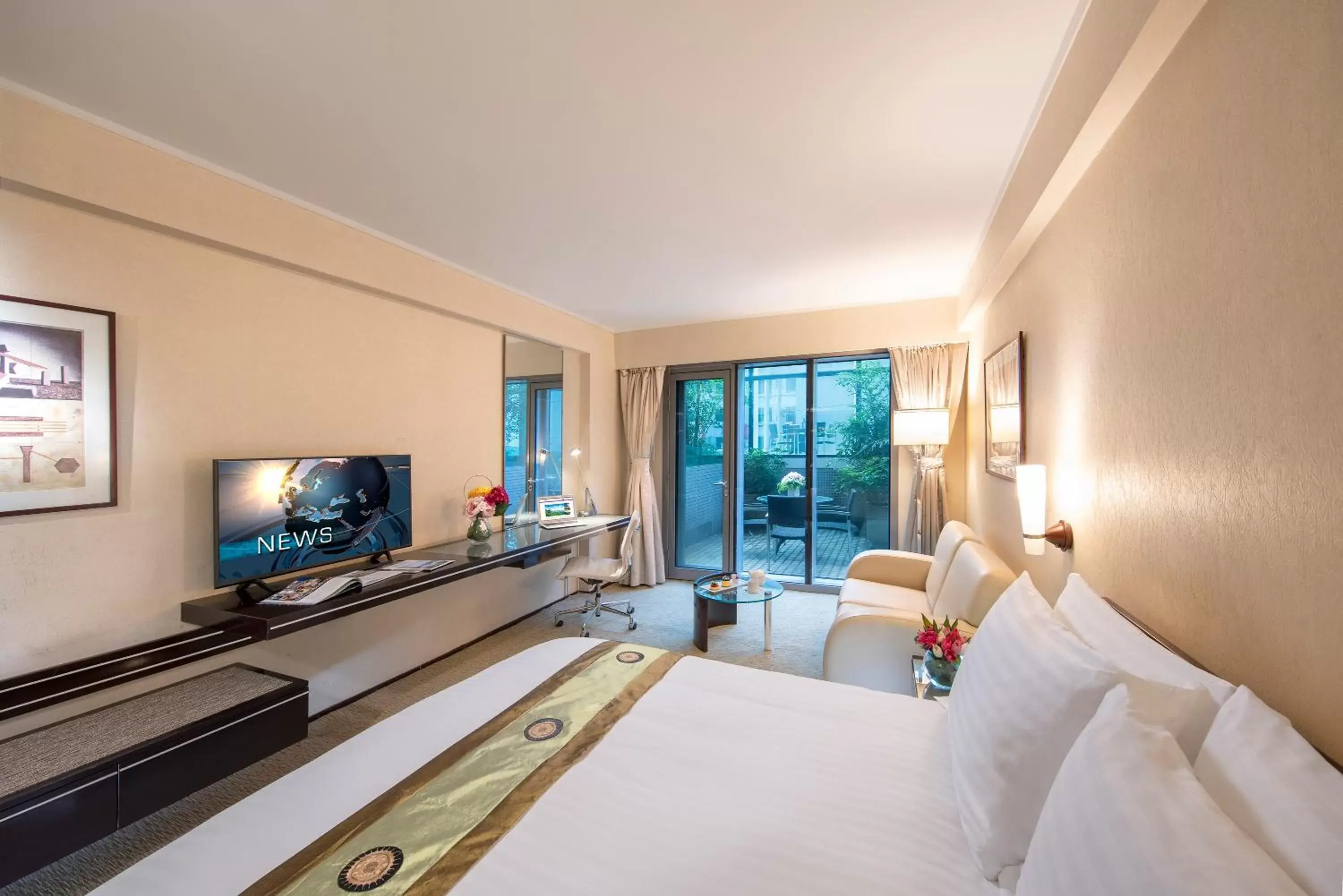 Bedroom, TV/Entertainment Center in Regal Airport Hotel