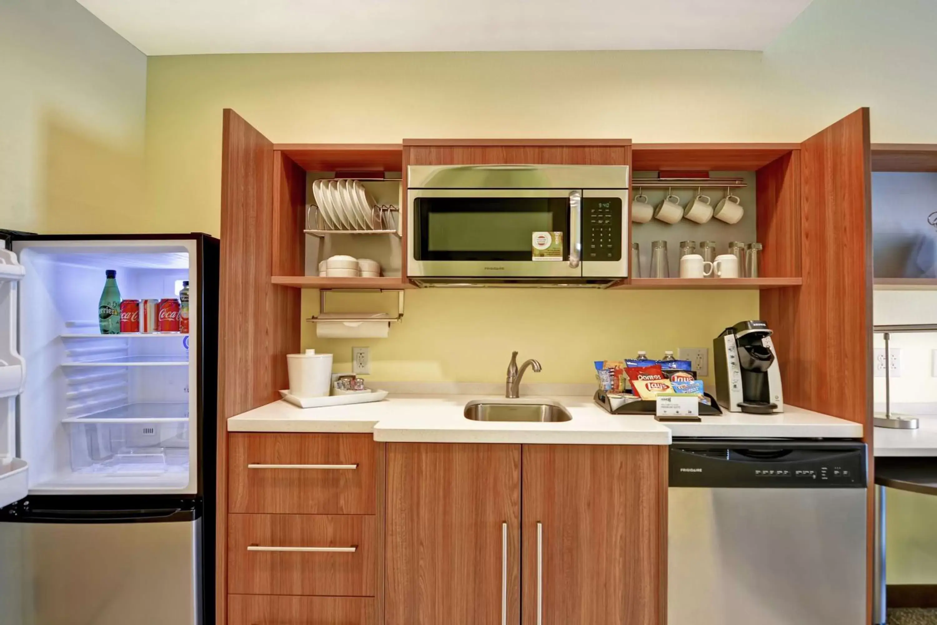 Kitchen or kitchenette, Kitchen/Kitchenette in Home2 Suites by Hilton Charlotte Airport