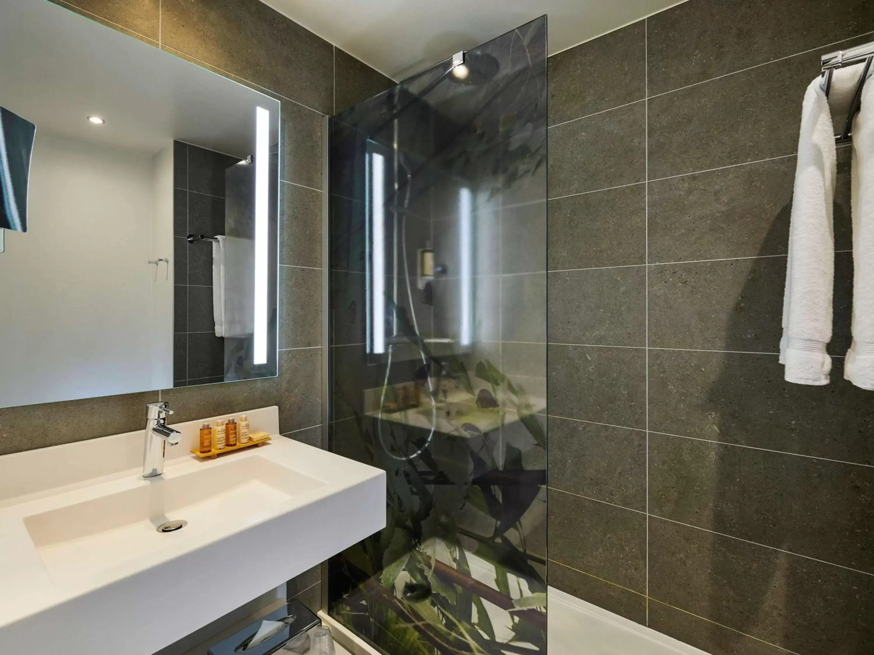 Photo of the whole room, Bathroom in Mercure Paris La Défense