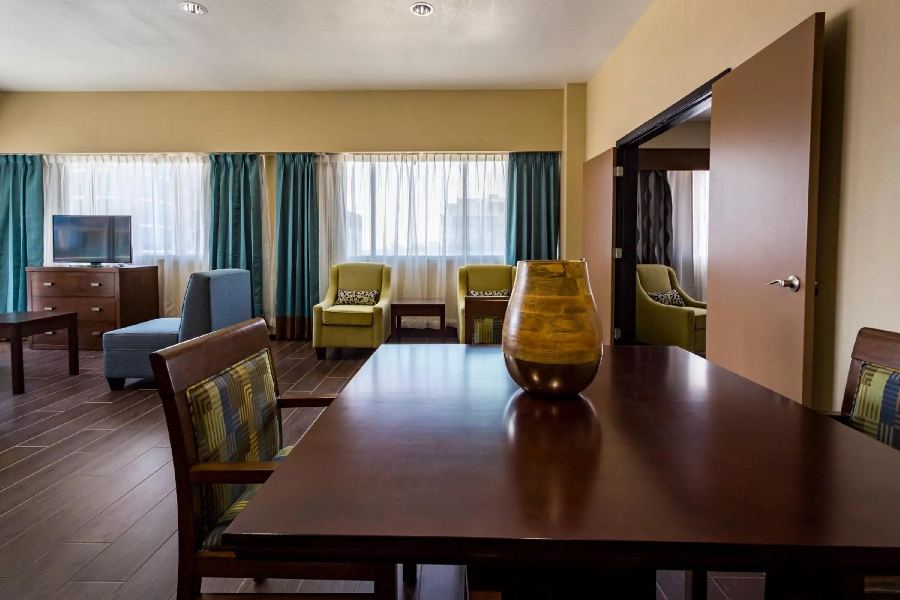 Photo of the whole room in Holiday Inn Houston Downtown by IHG